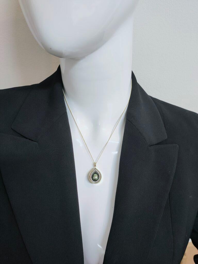[ Specs below...]

Necklace with Tahitian pearl in gold with diamonds

Necklace in yellow gold and white gold with diamonds and a stunning 