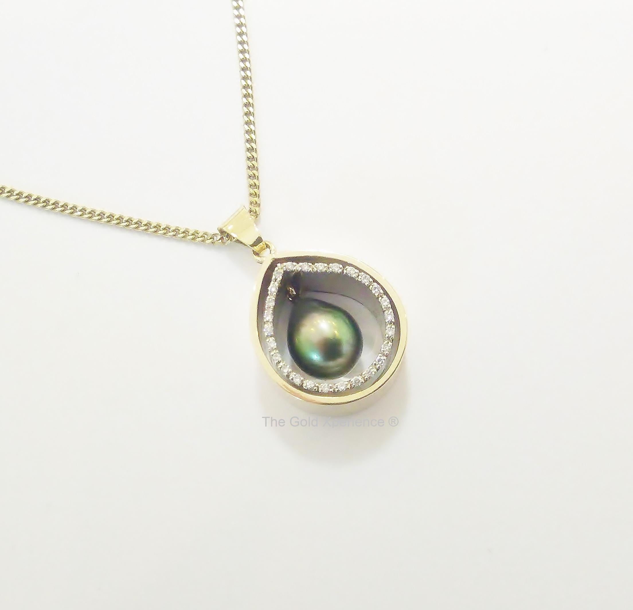Brilliant Cut Necklace with Tahitian pearl in gold with diamonds For Sale