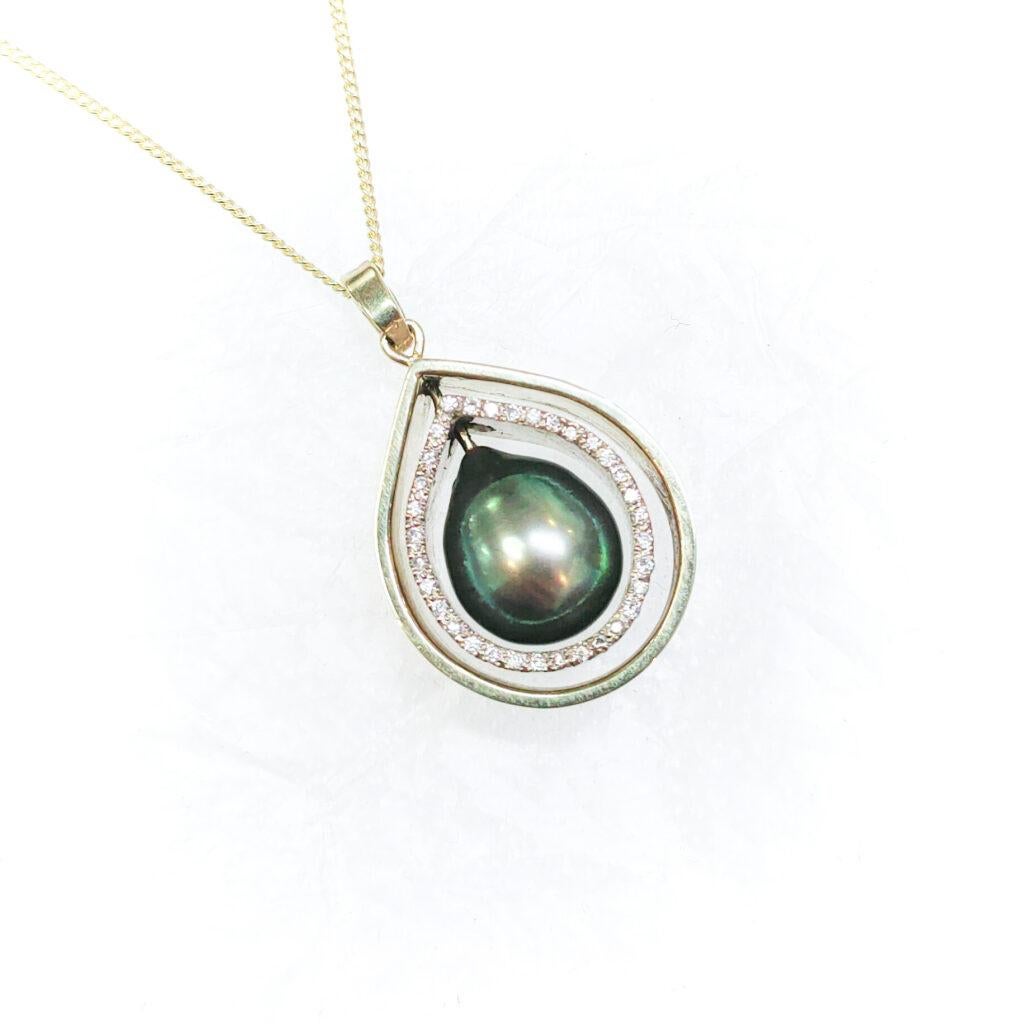 Necklace with Tahitian pearl in gold with diamonds In New Condition For Sale In BAARN, NL