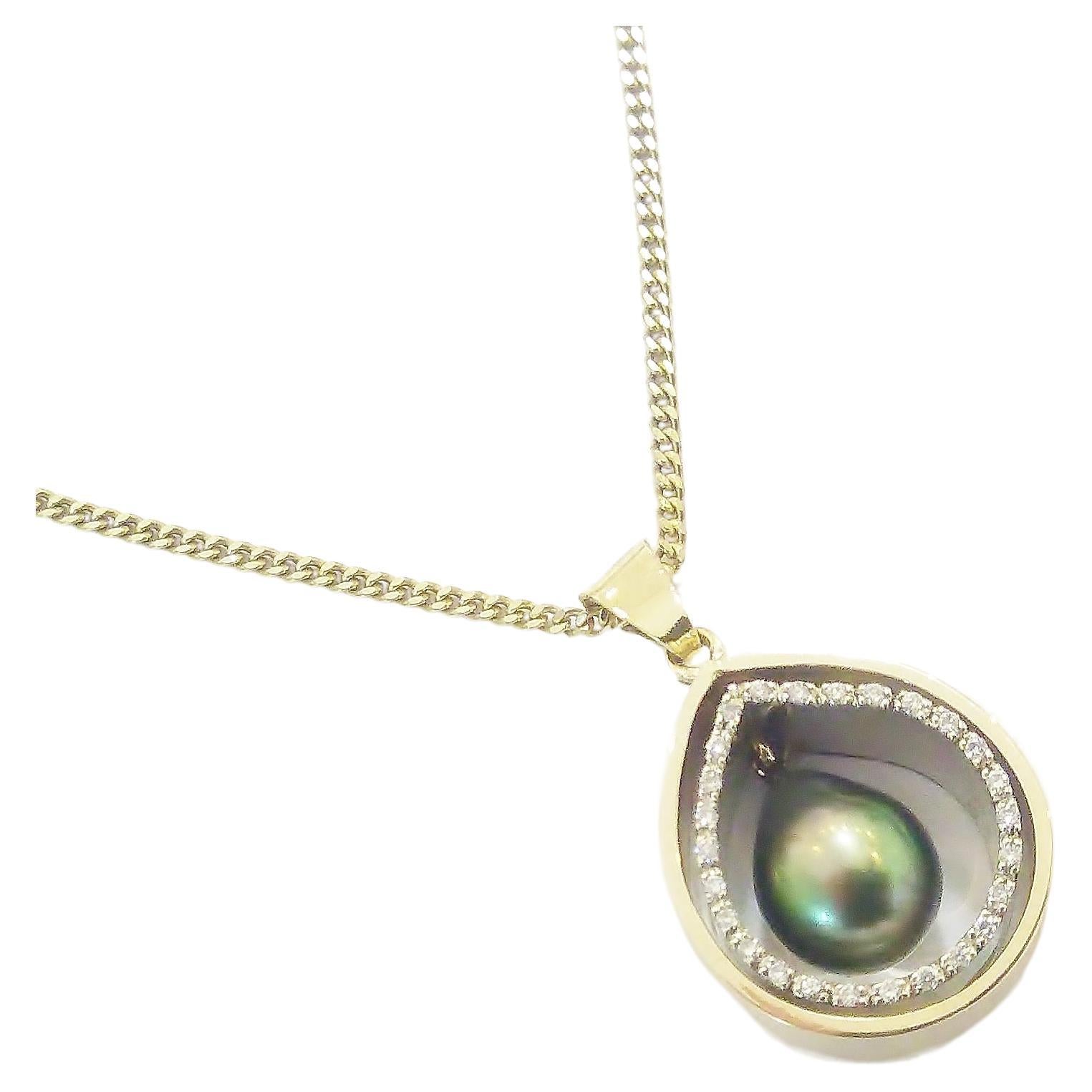 Necklace with Tahitian pearl in gold with diamonds For Sale