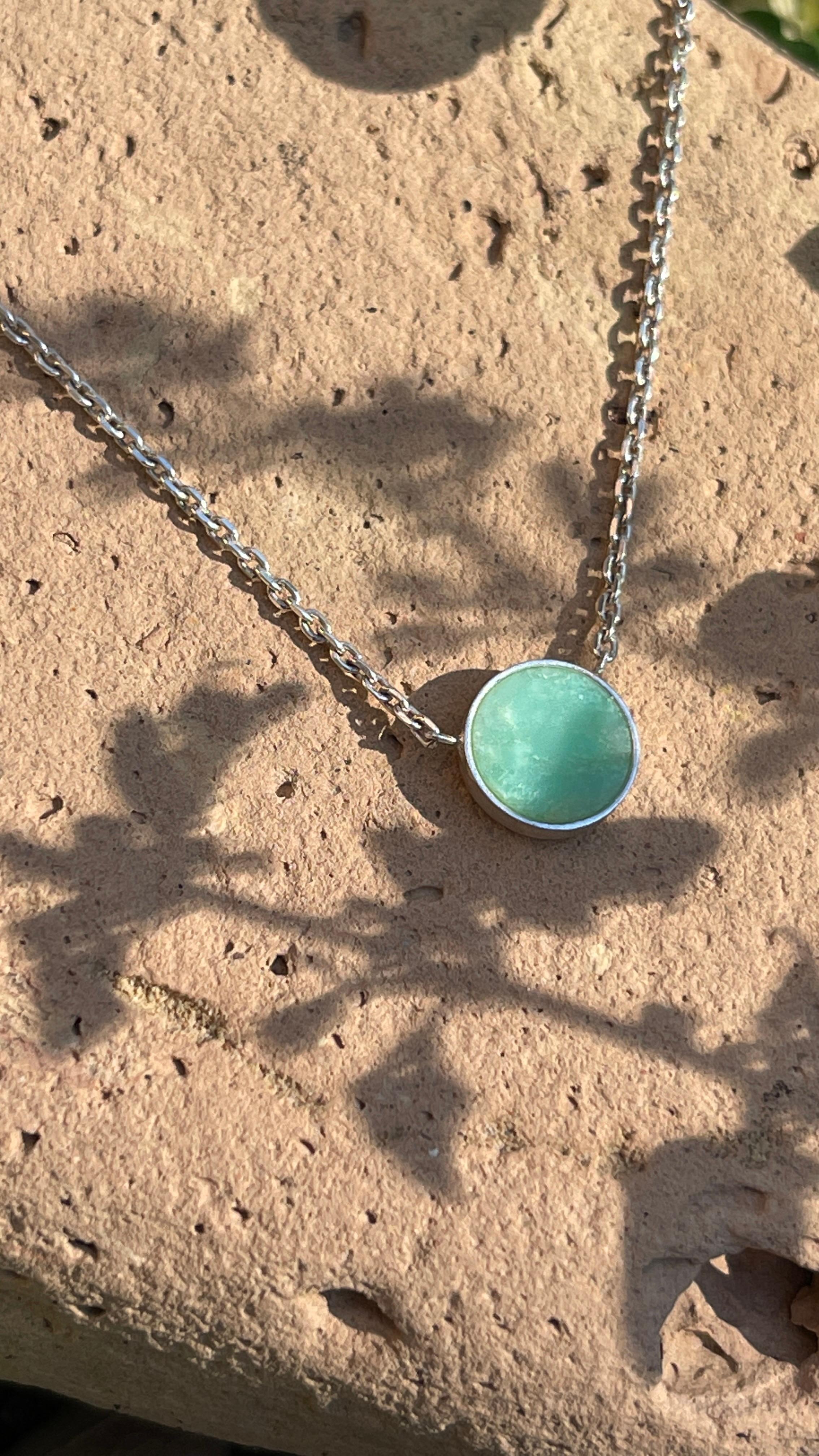 Notre collier en argent avec la pierre de couleur turquoise énergisante est fait pour vous si vous aimez les accessoires subtils mais accrocheurs. Portez-la pour ajouter une touche de couleur à toutes vos tenues. 
Le collier est orné de chrysoprase,