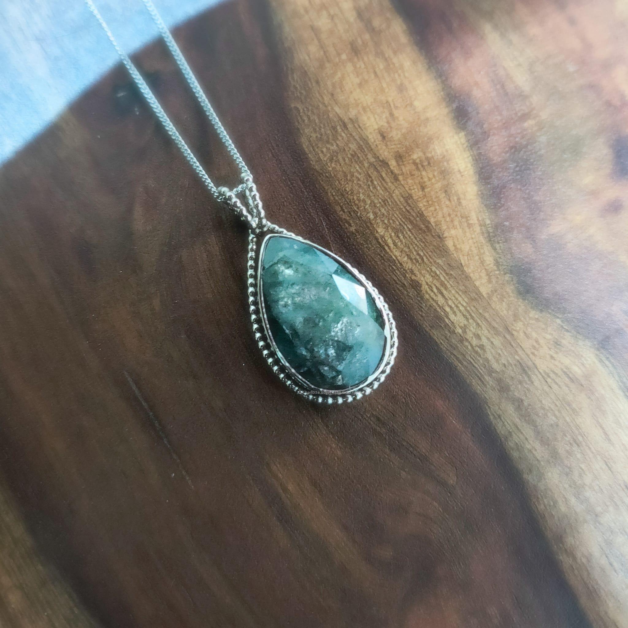 [Specs below...]

Necklace with white gold pendant emerald

This white gold pendant with a huge teardrop emerald stands out because of the sparkle in the stone. It looks like there are flakes of white gold ín the emerald from as well! The stone,