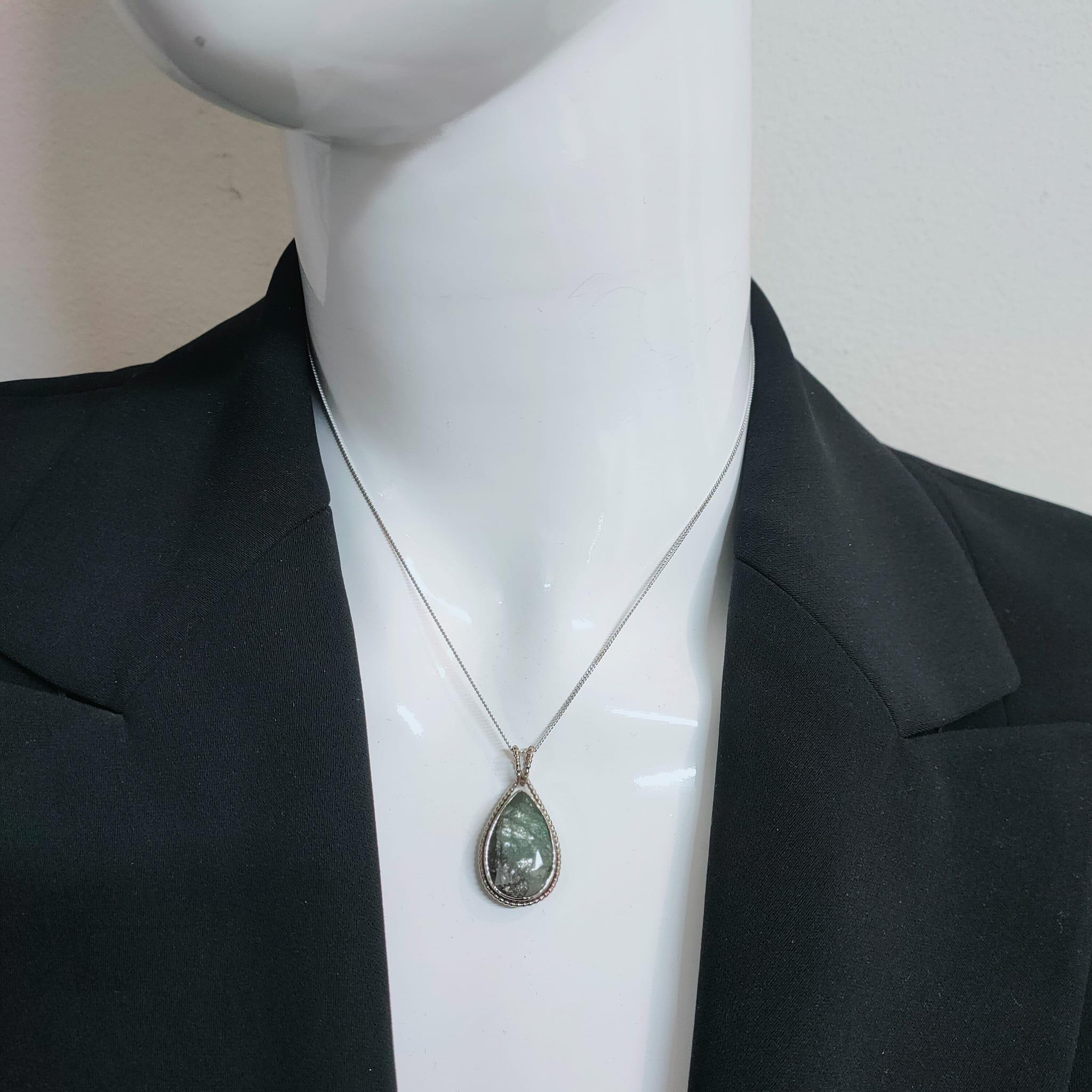 Halskette mit Smaragd-Anhänger aus Weißgold mit Smaragd (Tropfenschliff) im Angebot