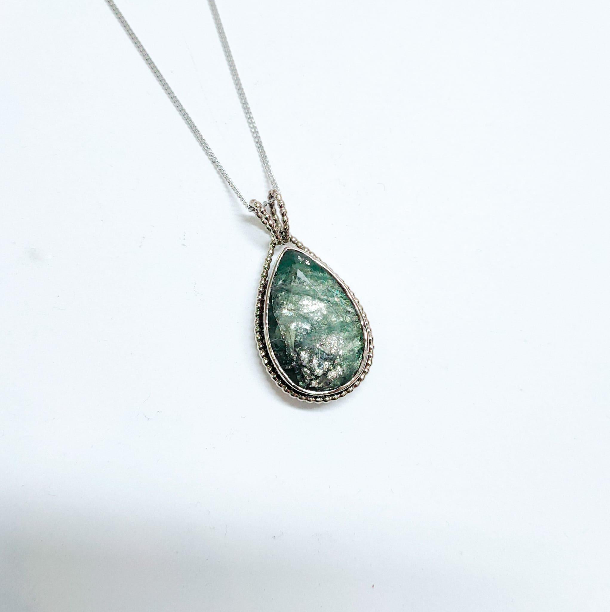 Necklace with white gold pendant emerald In New Condition For Sale In BAARN, NL