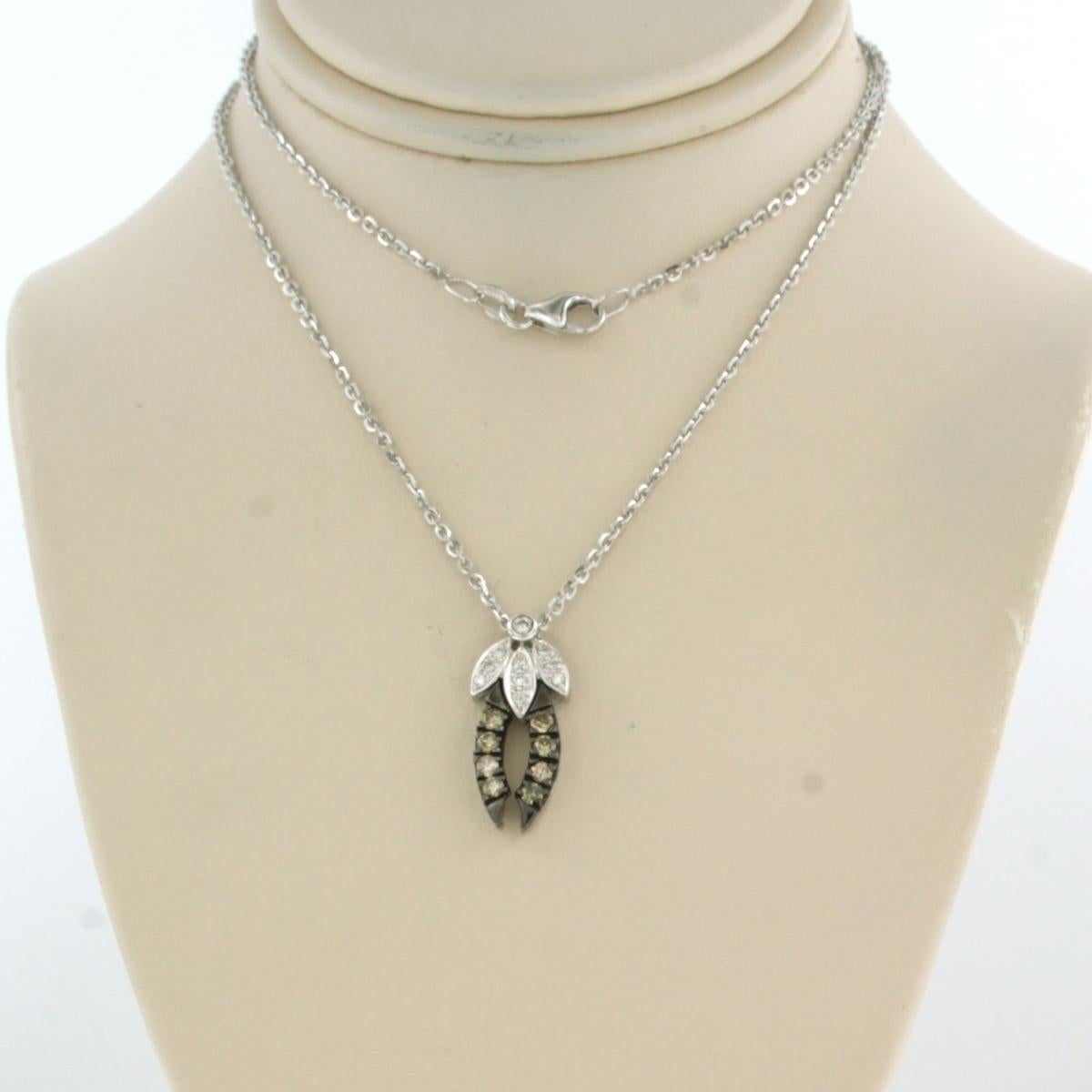 Collana in oro bianco 18k con pendente con diamanti bianchi e color champagne taglio brillante fino a 0,20ct - F/G, N/O - VS/SI - lunghezza 45 cm 

descrizione dettagliata:

la collana è lunga 45 cm e larga 1,3 mm

le dimensioni del ciondolo sono di
