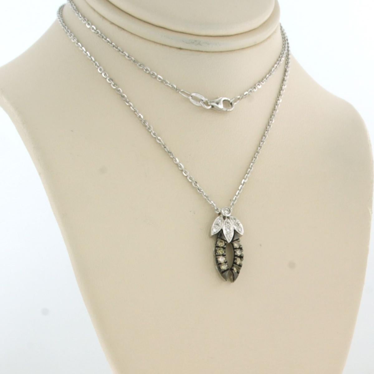 Moderno Collana con ciondolo con diamanti taglio brillante fino a 0,20ct in oro bianco 18k in vendita