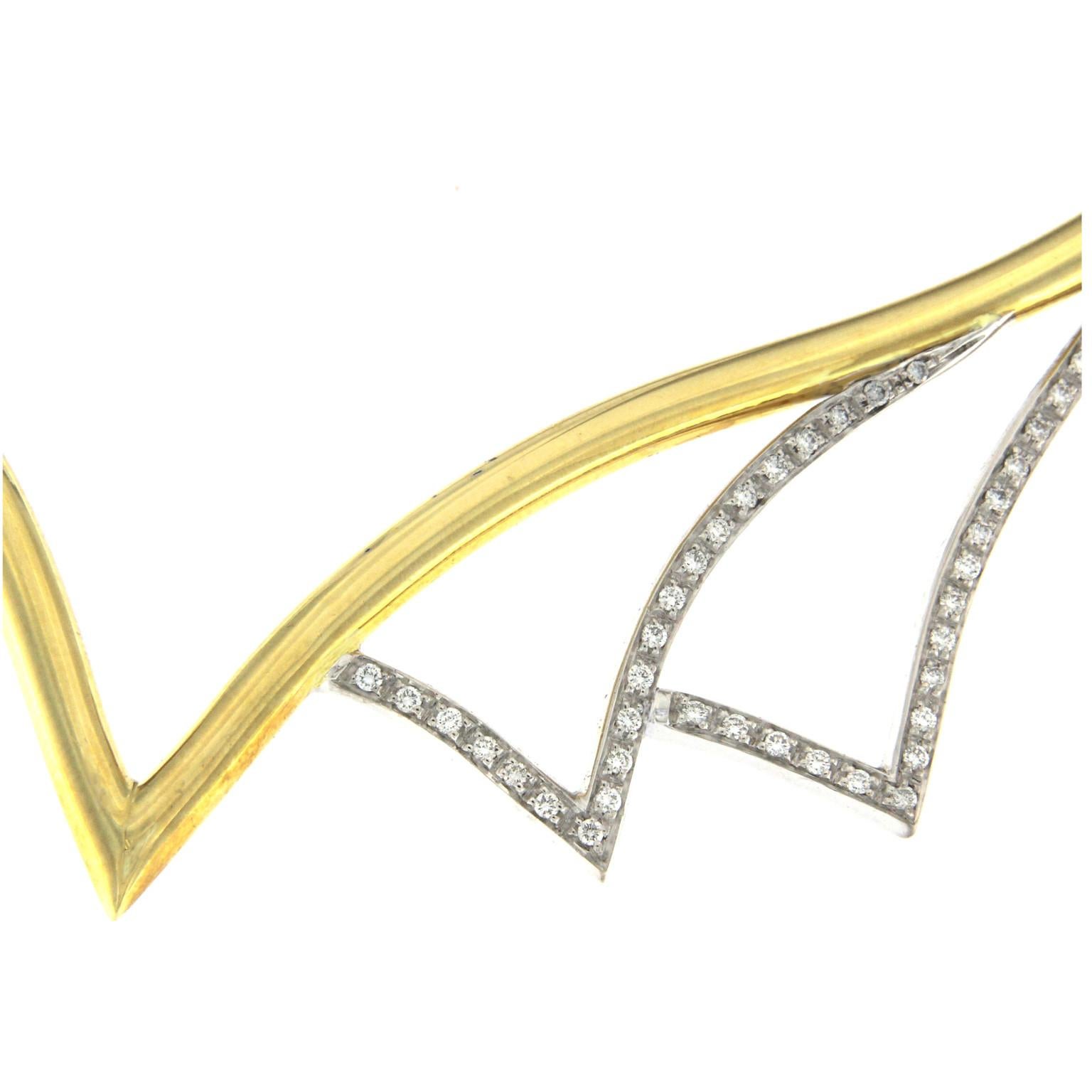 Ovale, starre Halskette aus dünnem, rundem Fass, die sich perfekt an die weibliche Halsanatomie anpasst.
Diese Halskette ist Teil der Kollektion comma
Vollständig aus Gelbgold und zwei Windschutzscheiben auf der Vorderseite, beide mit 43 Diamanten