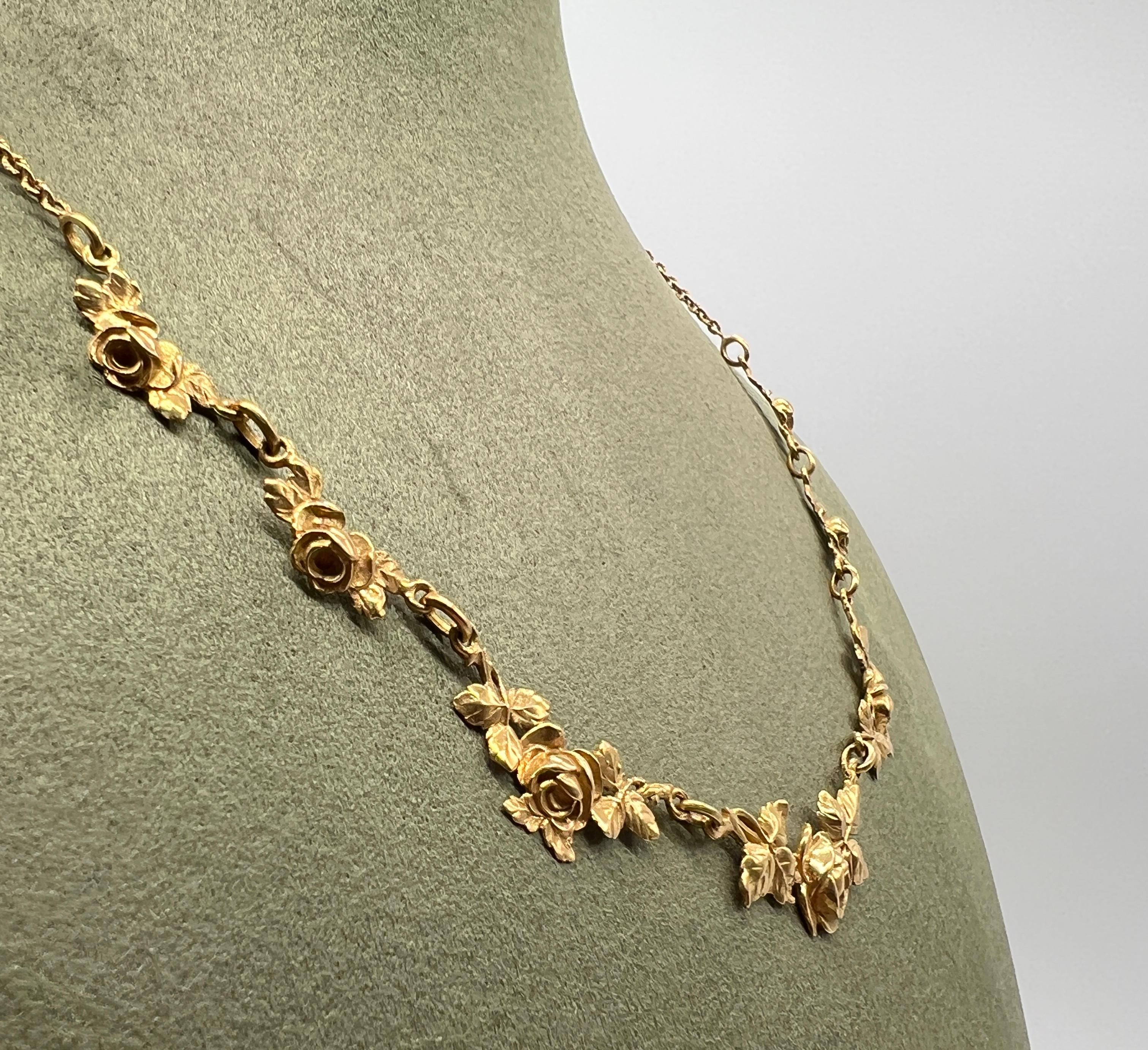 Necklace Yellow Gold 18 Carats Floral Vintage
This pretty necklace in 18-carat (750/1000) yellow gold embodies the timeless elegance of antique jewelry. Weighing 11.64 grams, it seduces with its floral pattern in relief, representing finely sculpted