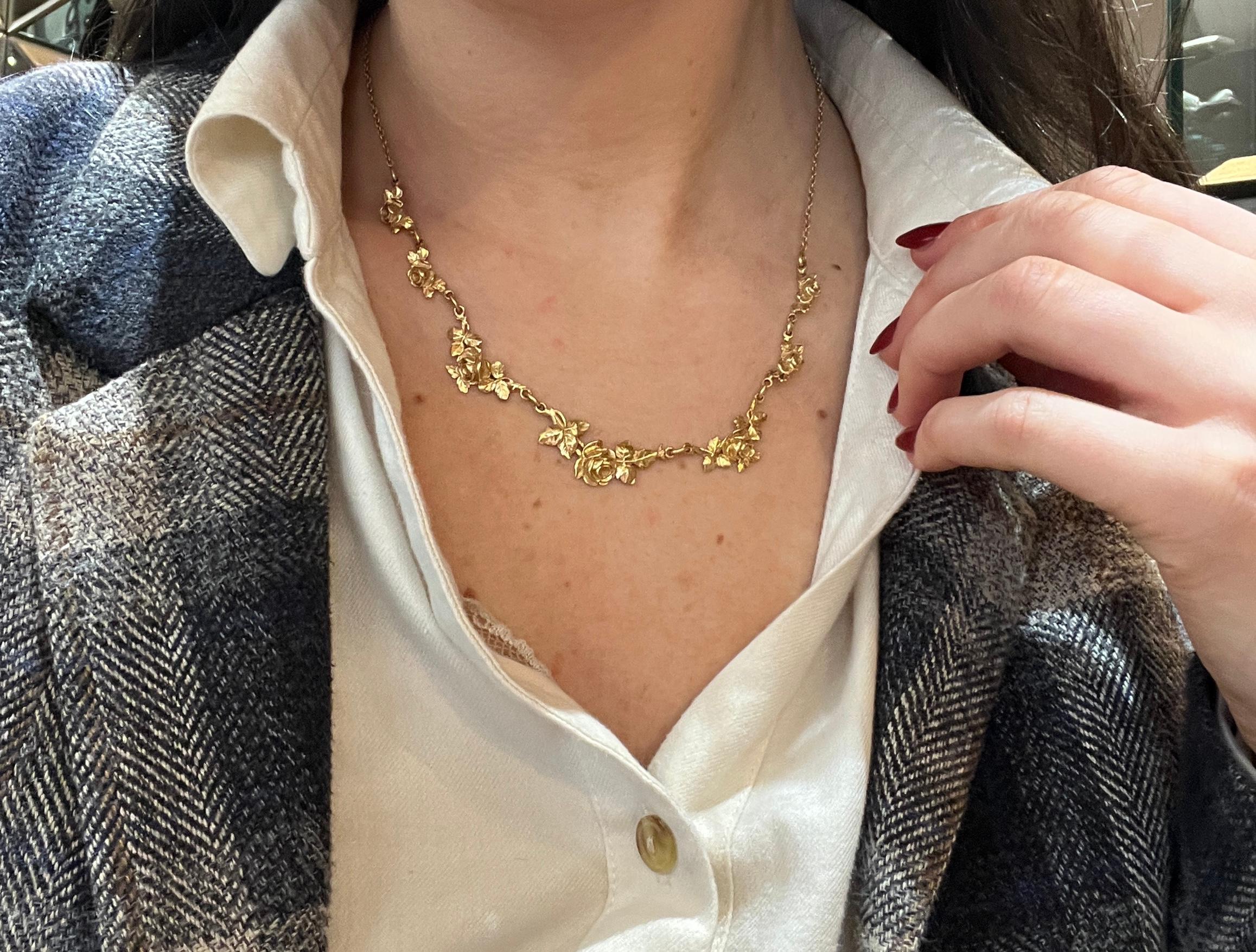 Necklace Yellow Gold 18 Carats Floral Vintage In Excellent Condition In Vannes, FR