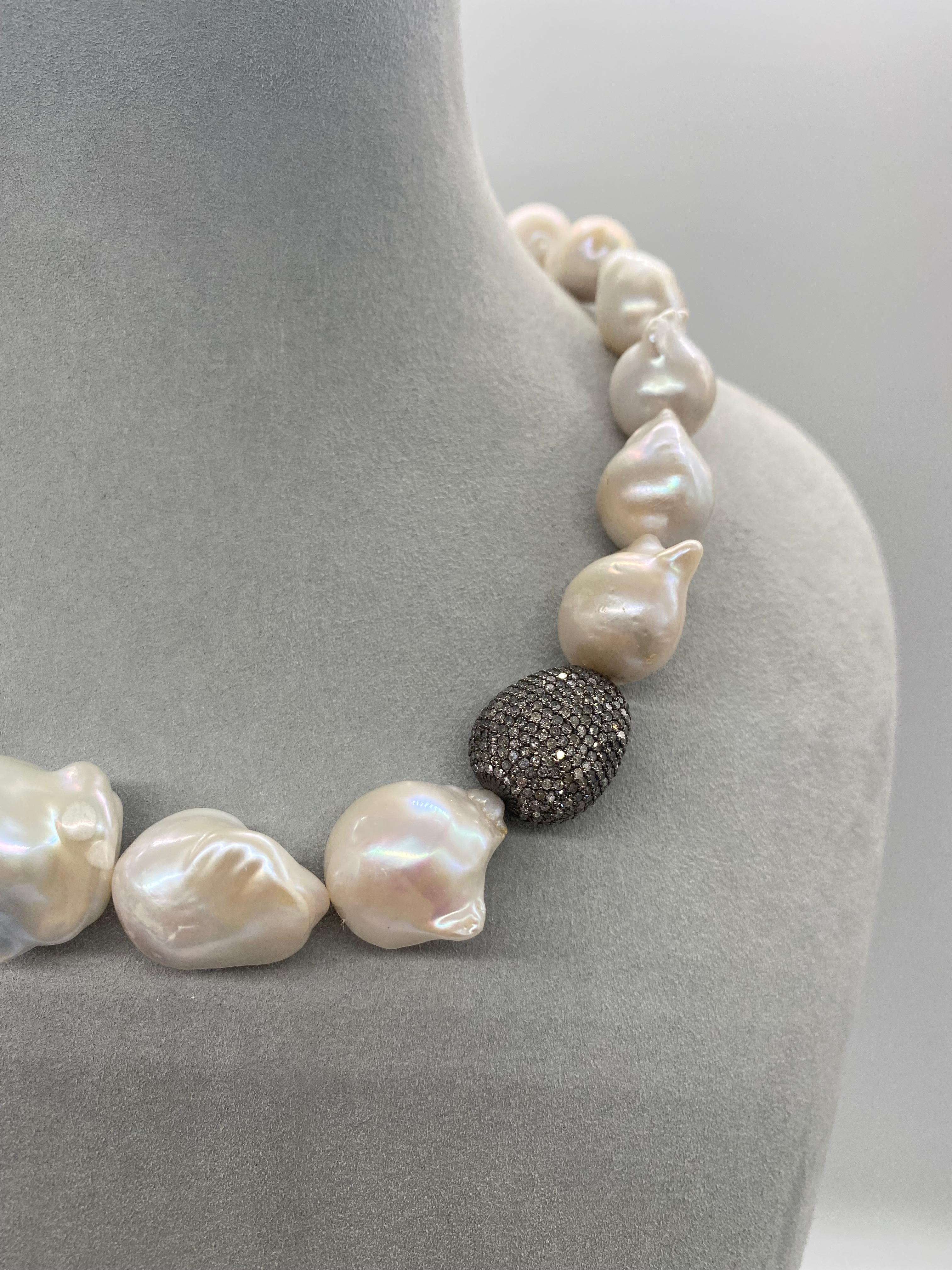Contemporain Colliers de perles baroques perles et diamant en vente