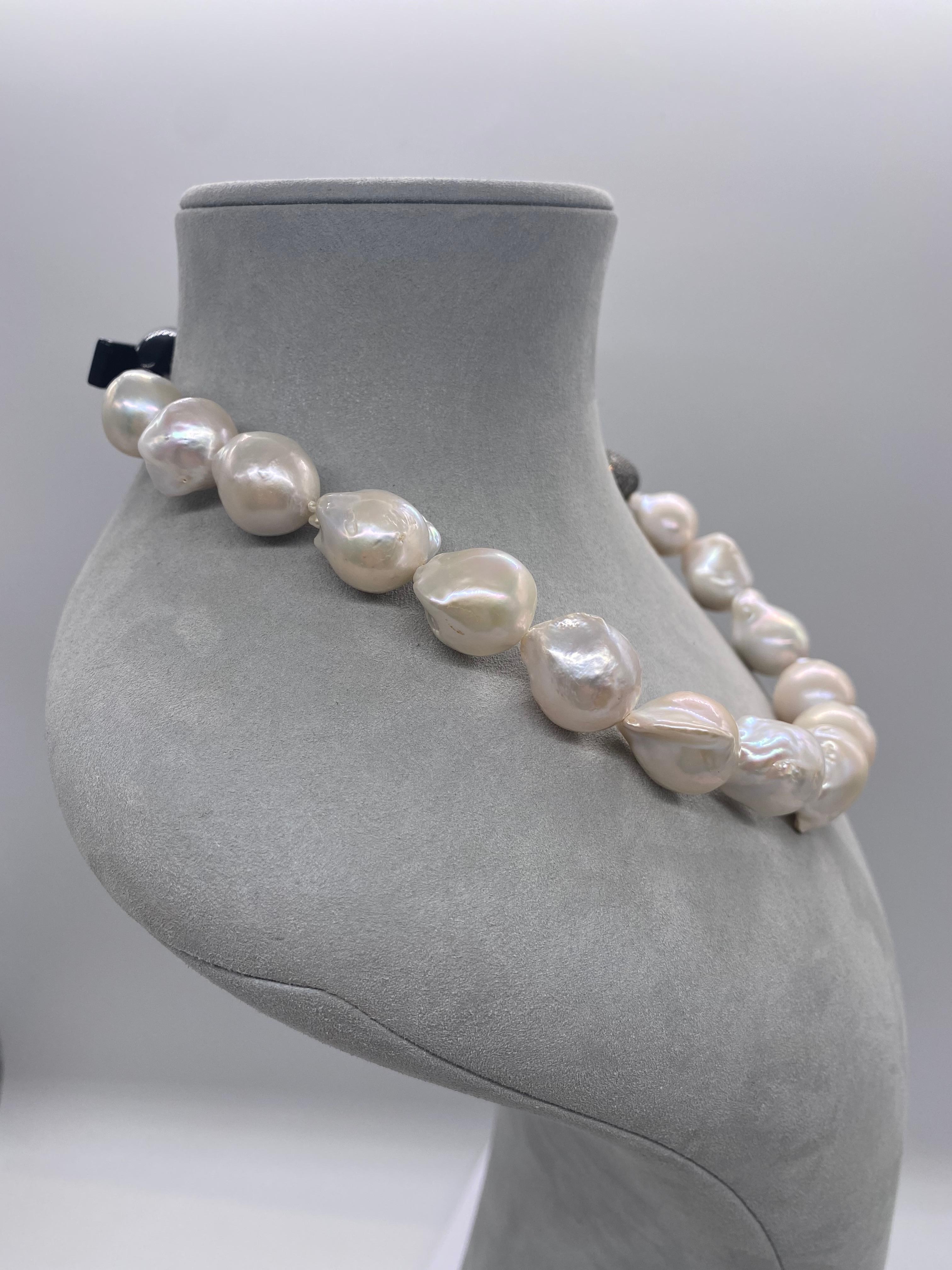 Colliers de perles baroques perles et diamant en vente 1