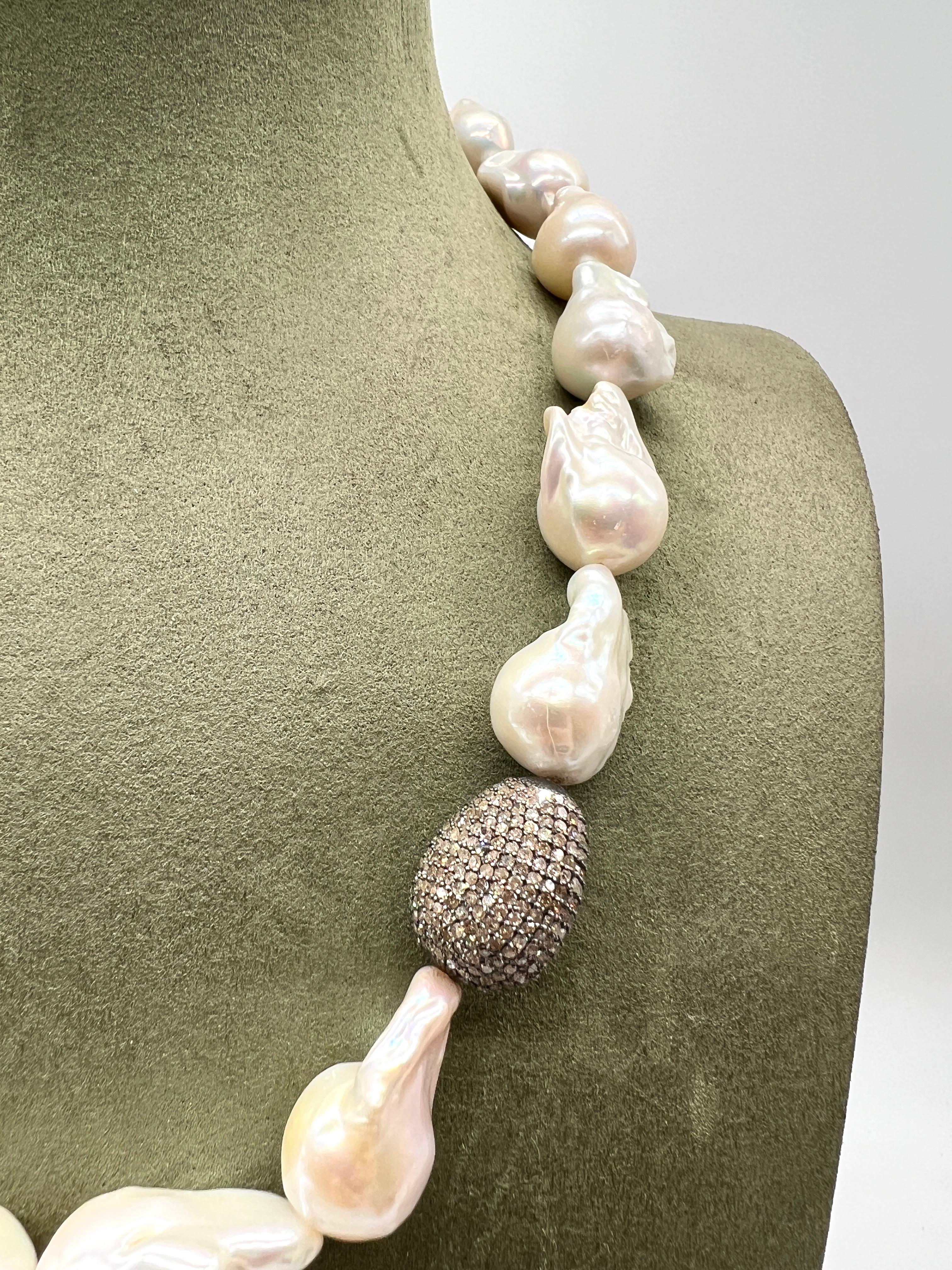 Taglio a sfera Collane Perle barocche, Diamanti marroni, Bakelite in vendita