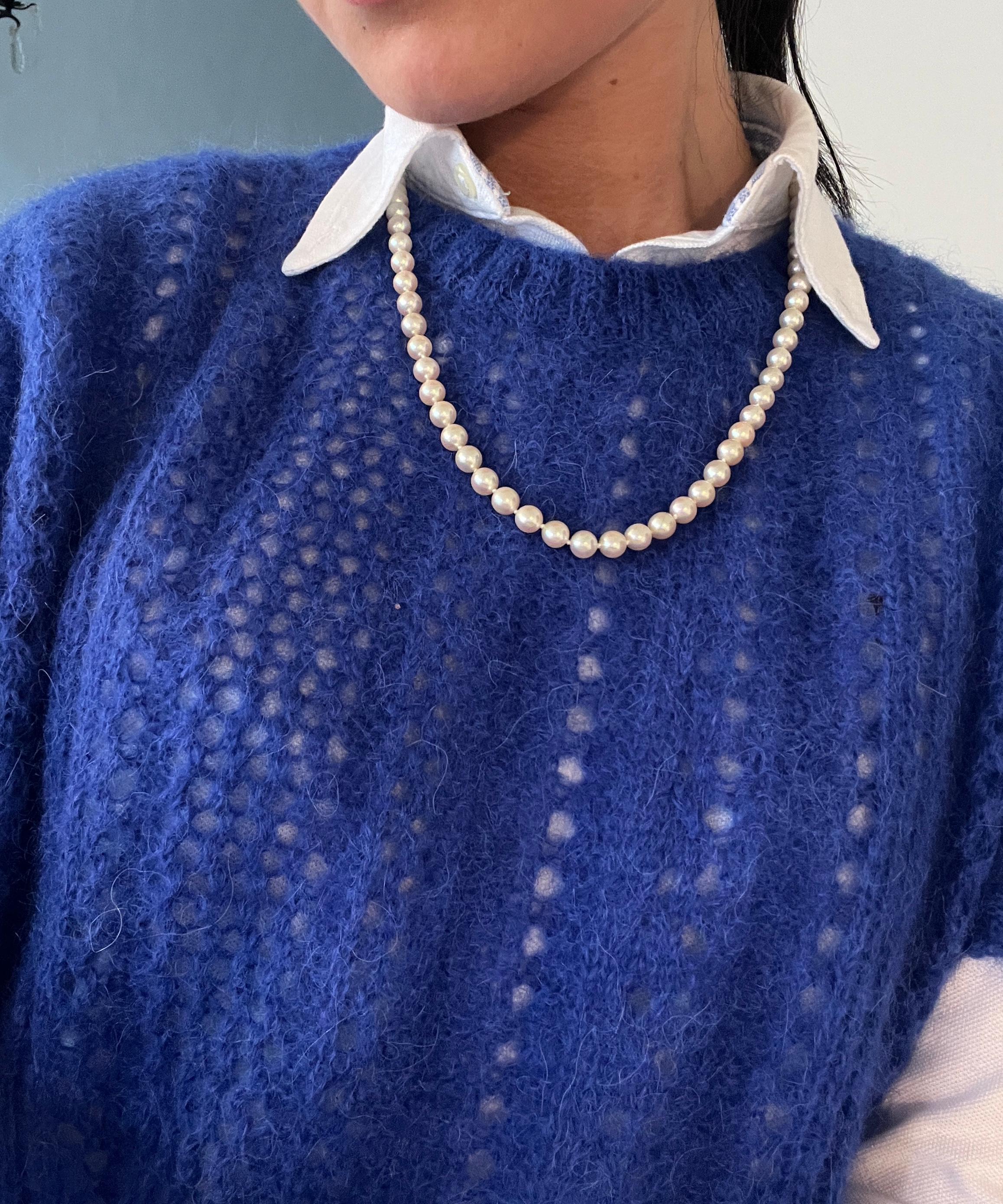 Perle Akoya in oro giallo 18 carati. 

Questa bellissima collana di perle Akoya presenta 73 perle coltivate, ciascuna delle quali misura 7 mm. La chiusura, in oro 18 carati, ha la forma di una clip che si inserisce discretamente all'interno di una