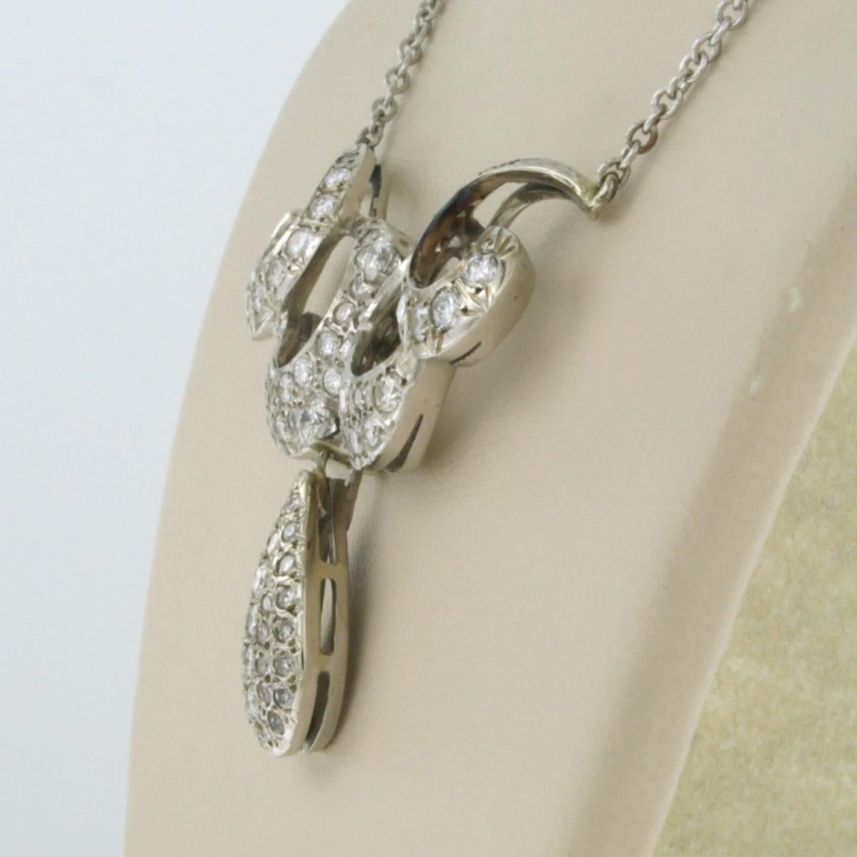 Collier en platine avec pièce centrale en or blanc 18k sertie de diamants brillants et taille unique jusqu'à. 1.75ct - F/G - VS/SI - 45 cm de long

description détaillée :

Le collier mesure 45 cm de long et 1,2 mm de large.

La taille de la pièce