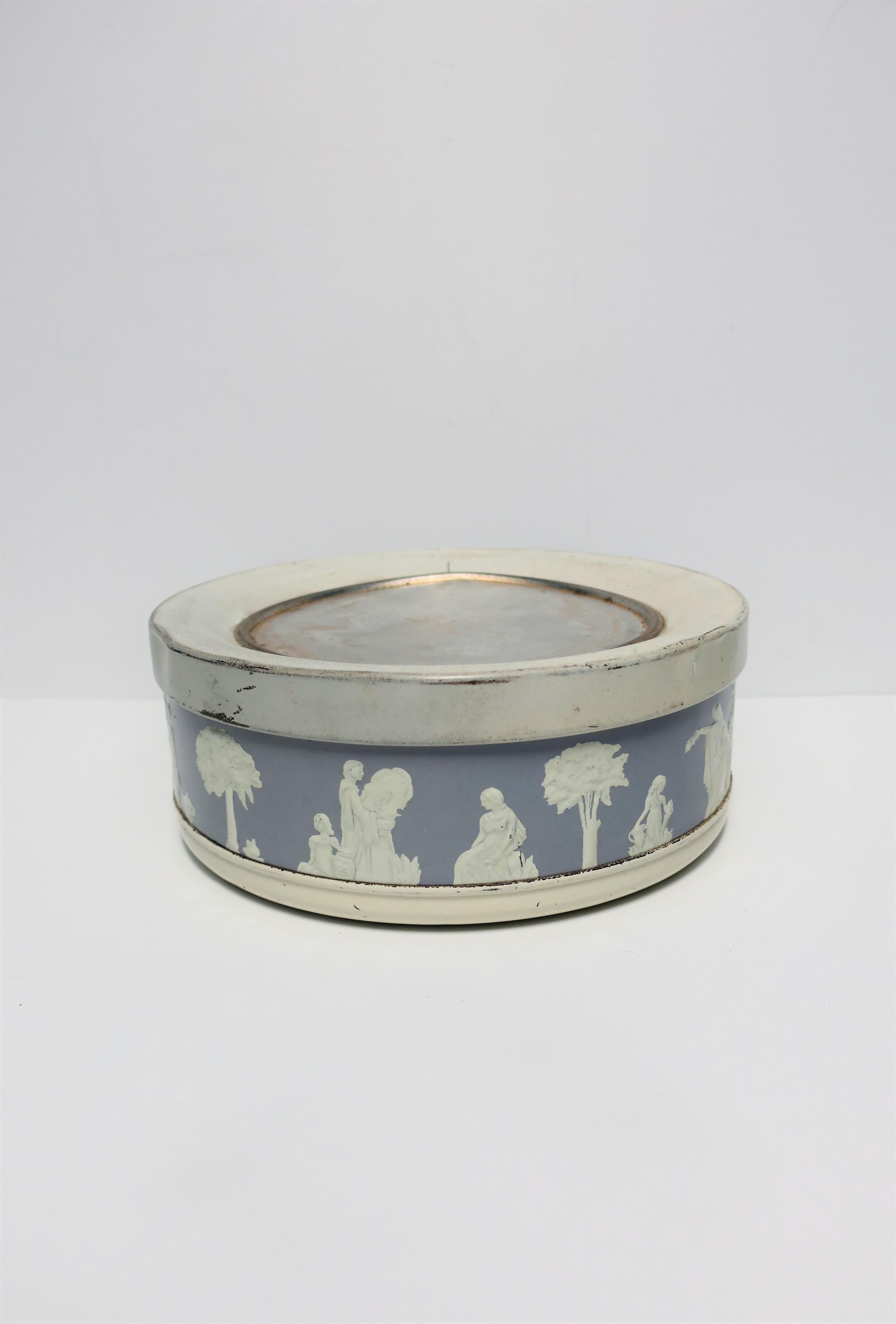 Neoclassical Round Box in the Style of the Wedgwood For Sale 2