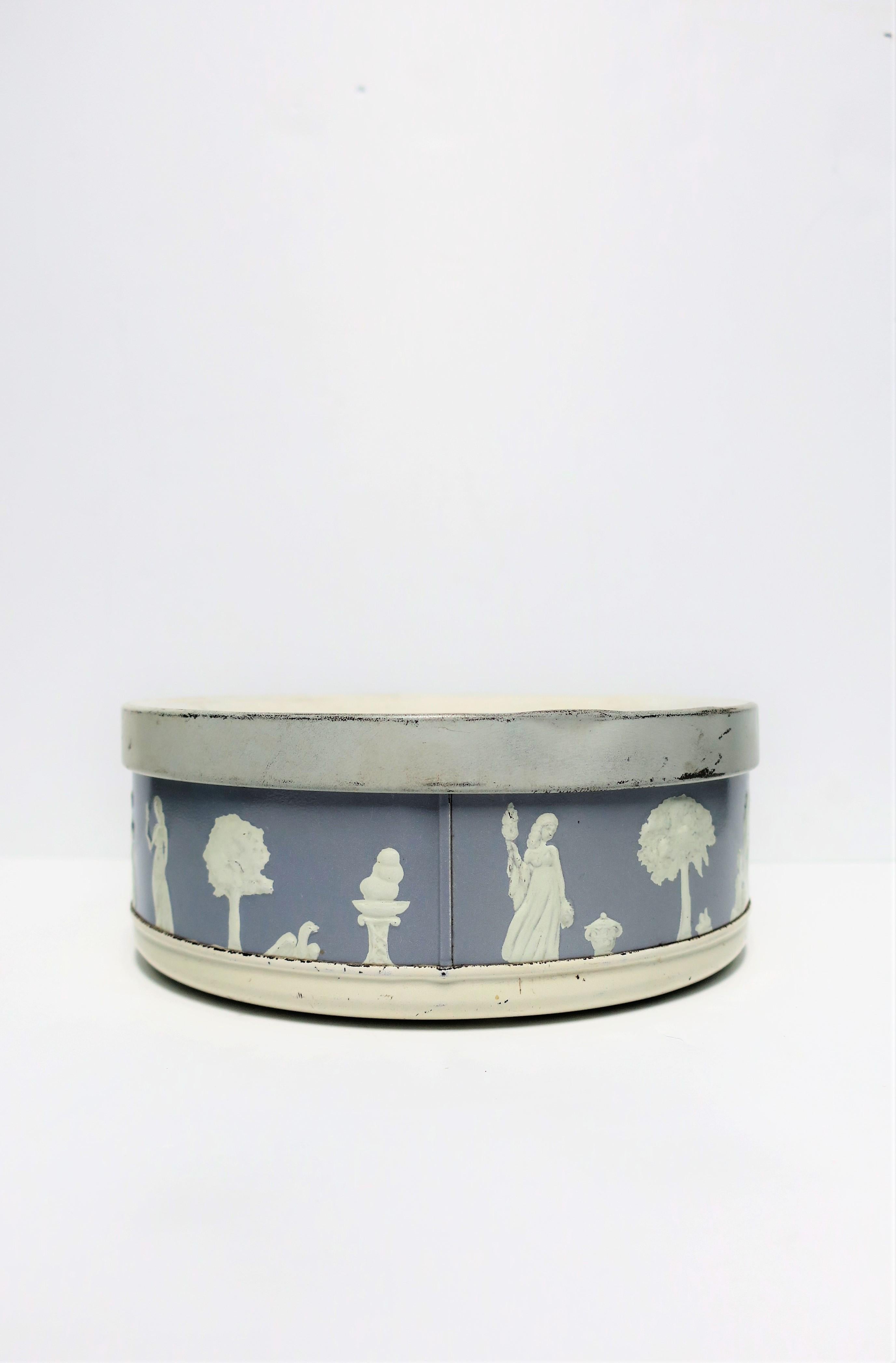 Neoclassical Round Box in the Style of the Wedgwood For Sale 3