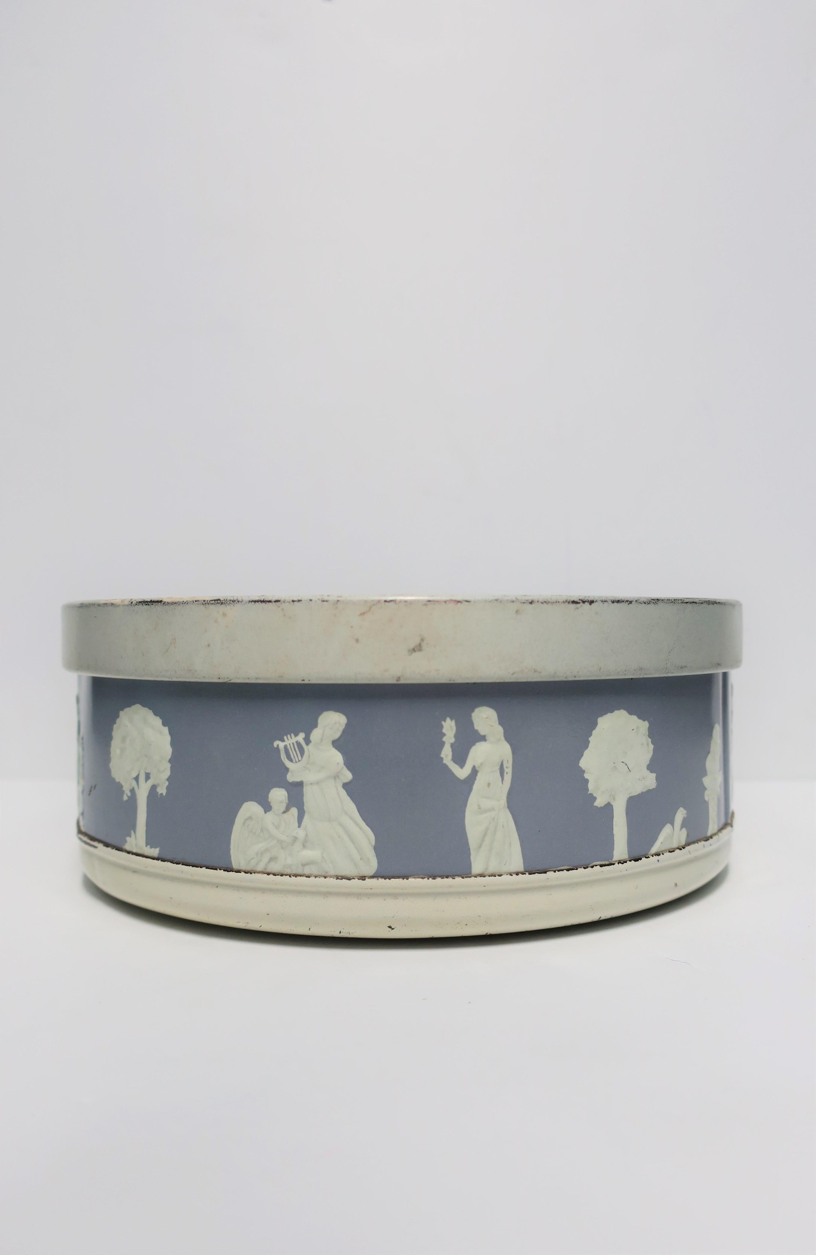 Néoclassique Boîte ronde néoclassique dans le style de Wedgwood en vente