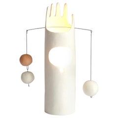Neco:: lampe de table sculpturale contemporaine en céramique fabriquée à la main en blanc mat