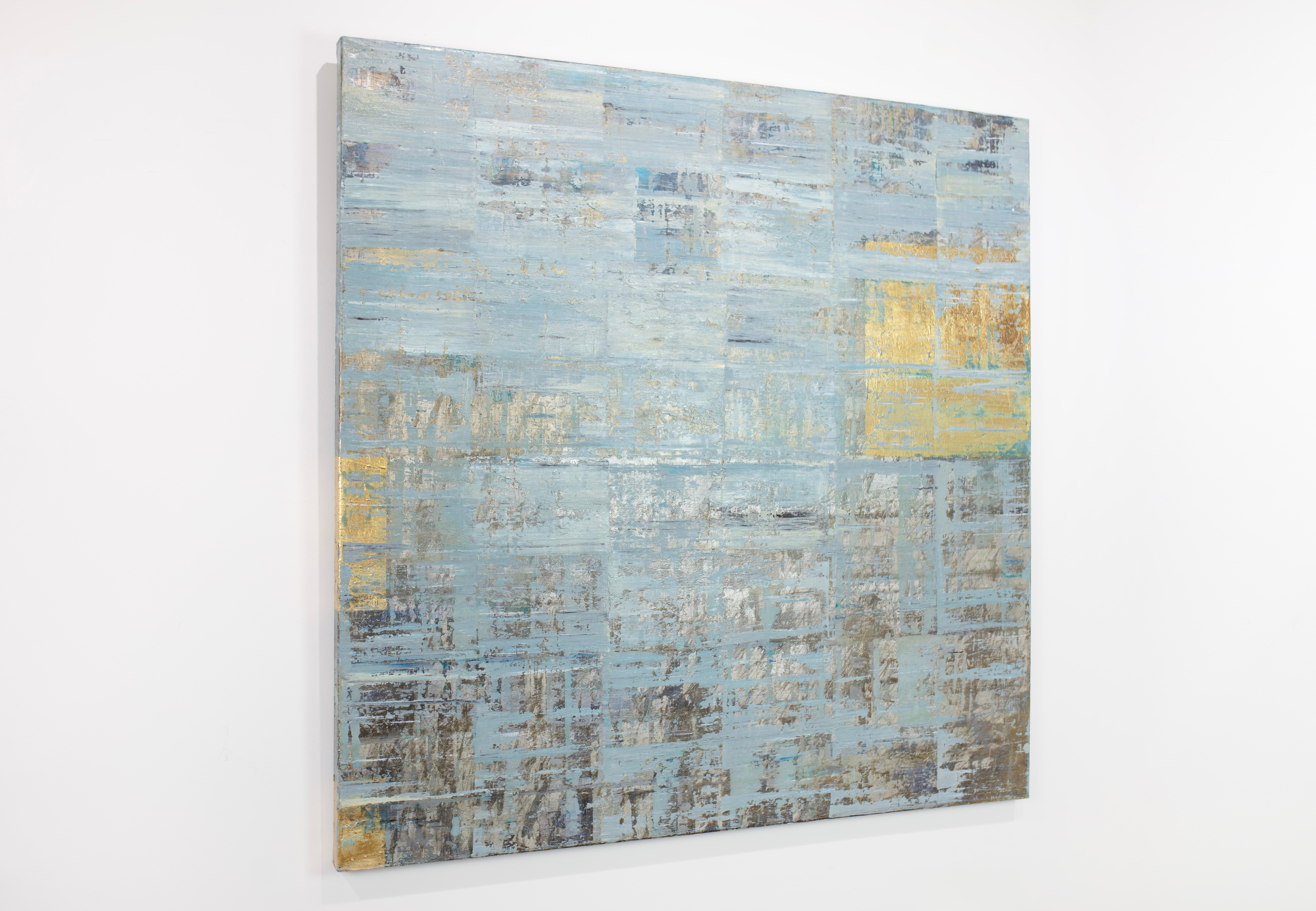 Cette peinture géométrique abstraite de Ned Martin est réalisée à l'huile sur toile enveloppée, et présente une palette de bleus froids avec des sous-couches et des accents métalliques dorés et chromés. Elle est signée par l'artiste au dos de la