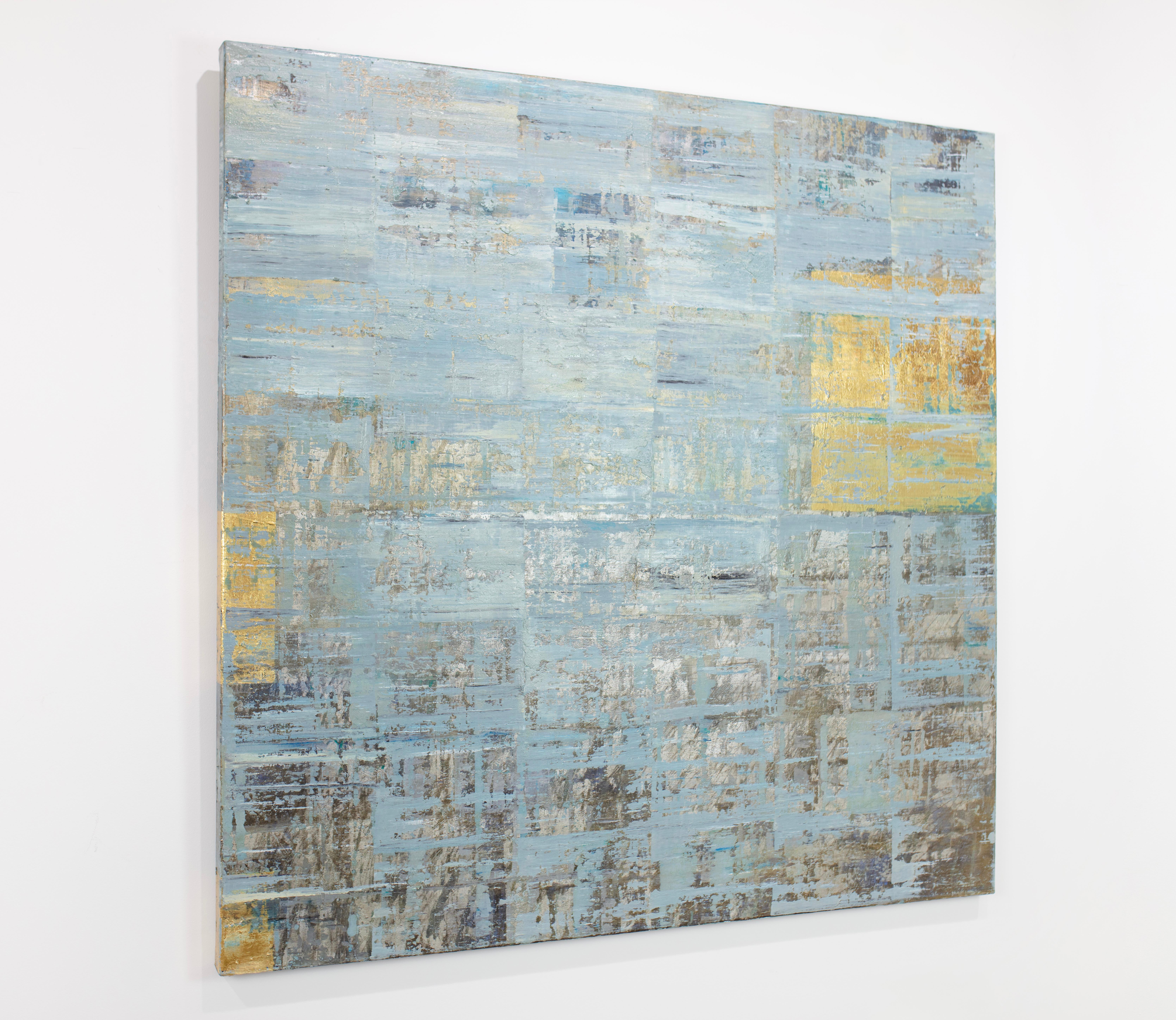 Dieses abstrakte, geometrische Gemälde von Ned Martin wurde mit Öl auf galerieumwickelter Leinwand gemalt und zeichnet sich durch eine kühle blaue Farbpalette mit metallischen Gold- und Chromschichten und Akzenten aus. Es ist vom Künstler auf der
