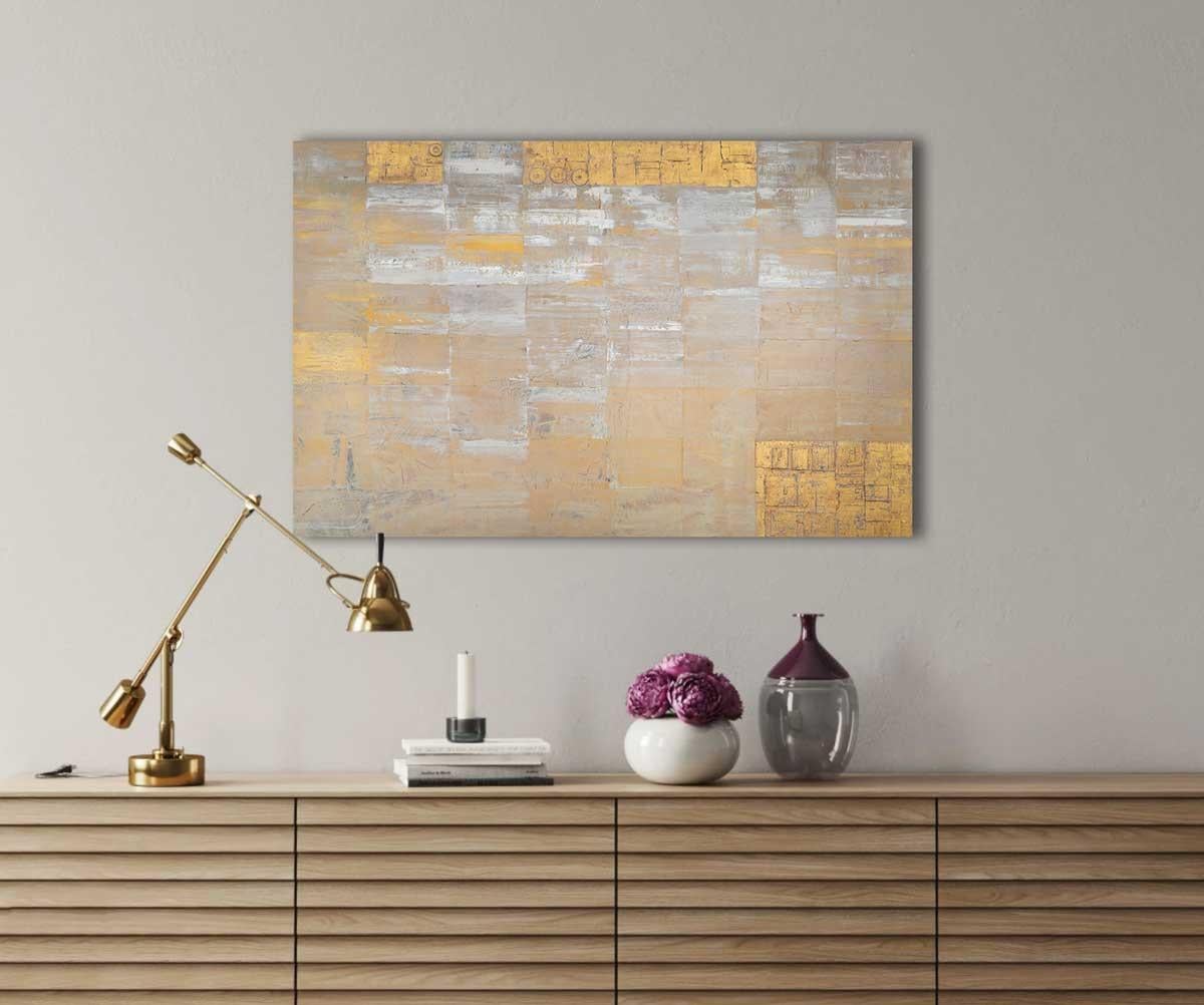 Questo quadro astratto e contemporaneo di Ned Martin è caratterizzato da una tavolozza dorata e metallica. I rettangoli chiari sono assemblati uno accanto all'altro in uno schema a griglia, con aree in oro metallizzato su entrambi i lati del pezzo.