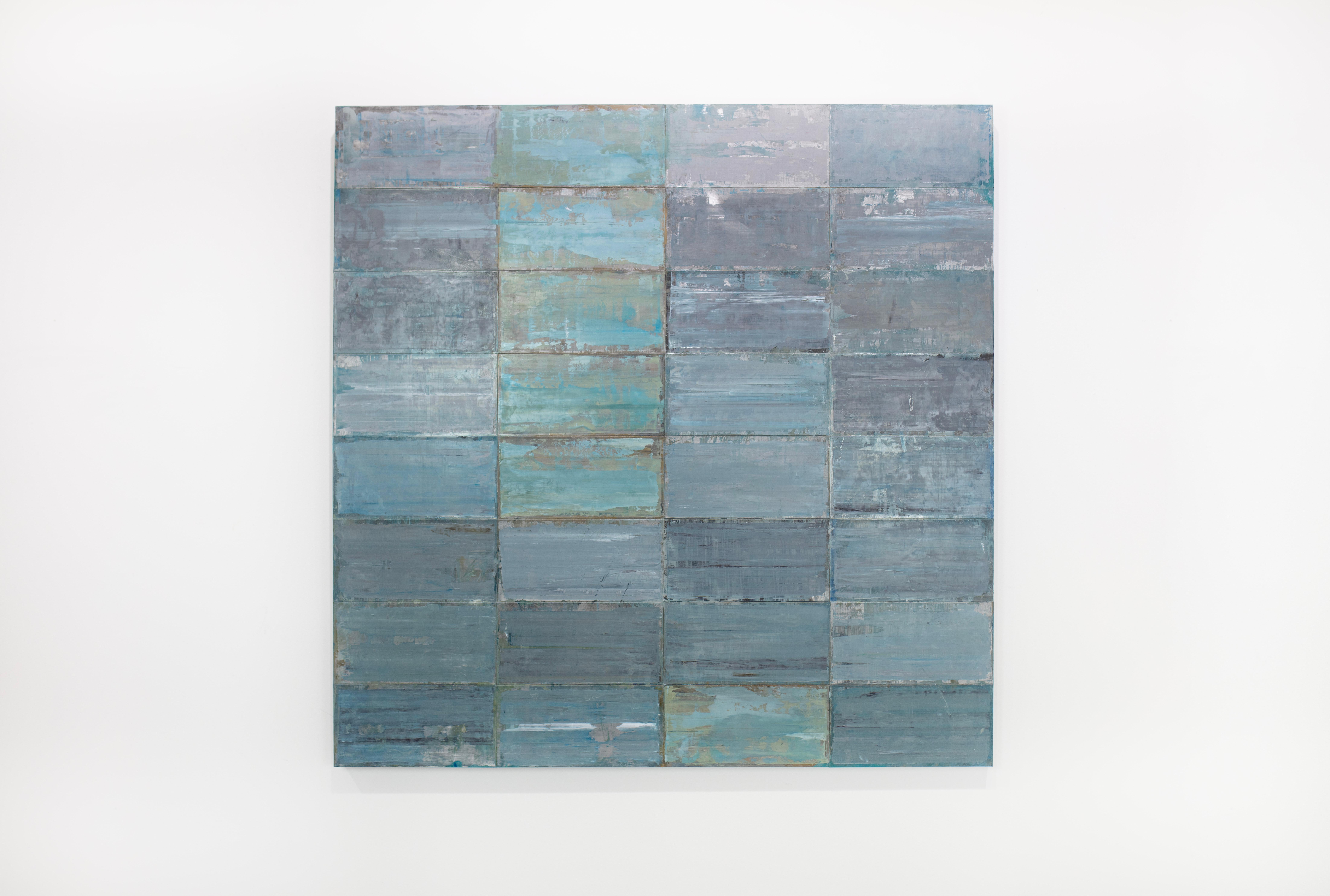 Questo quadro geometrico astratto di Ned Martin è realizzato con olio su alluminio e tavola e presenta una tavolozza di colori grigio-blu. È firmata dall'artista sul retro della tavola ed è cablata e pronta per essere appesa in due diversi