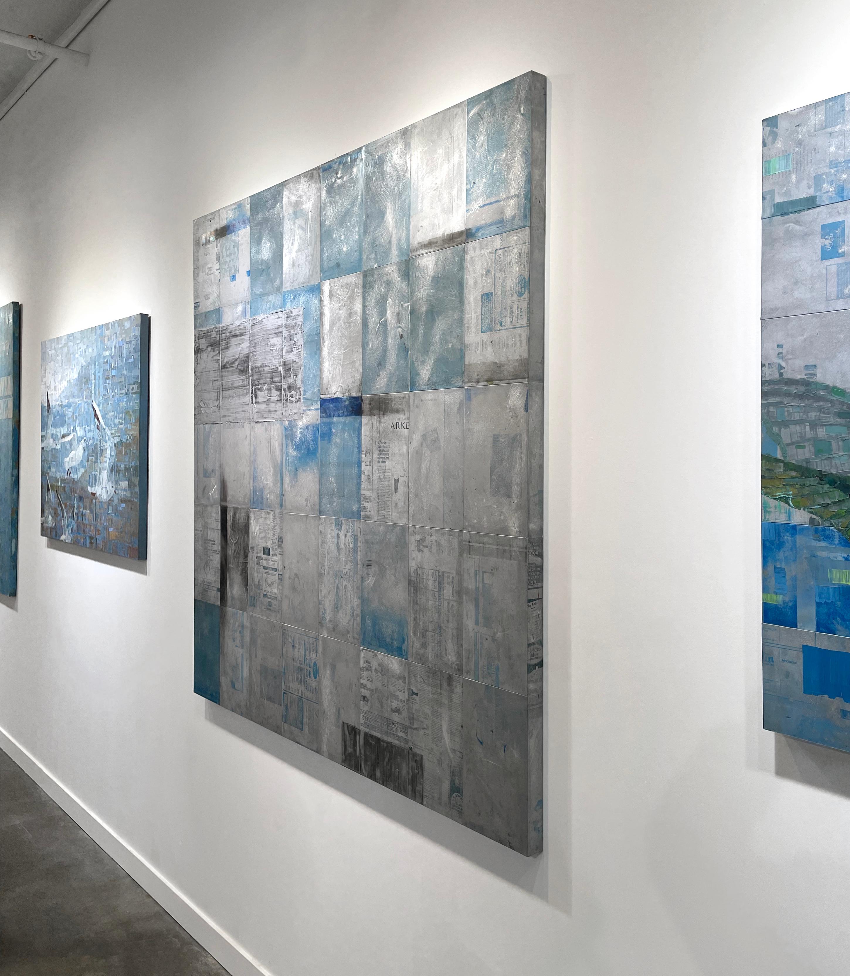Questo quadro astratto di Ned Martin è realizzato con colori a olio e alluminio riciclato su tavola. Presenta una composizione a griglia con leggeri strati di vernice blu, nera e argento, in cui si intravedono le lastre da stampa riciclate usate.
