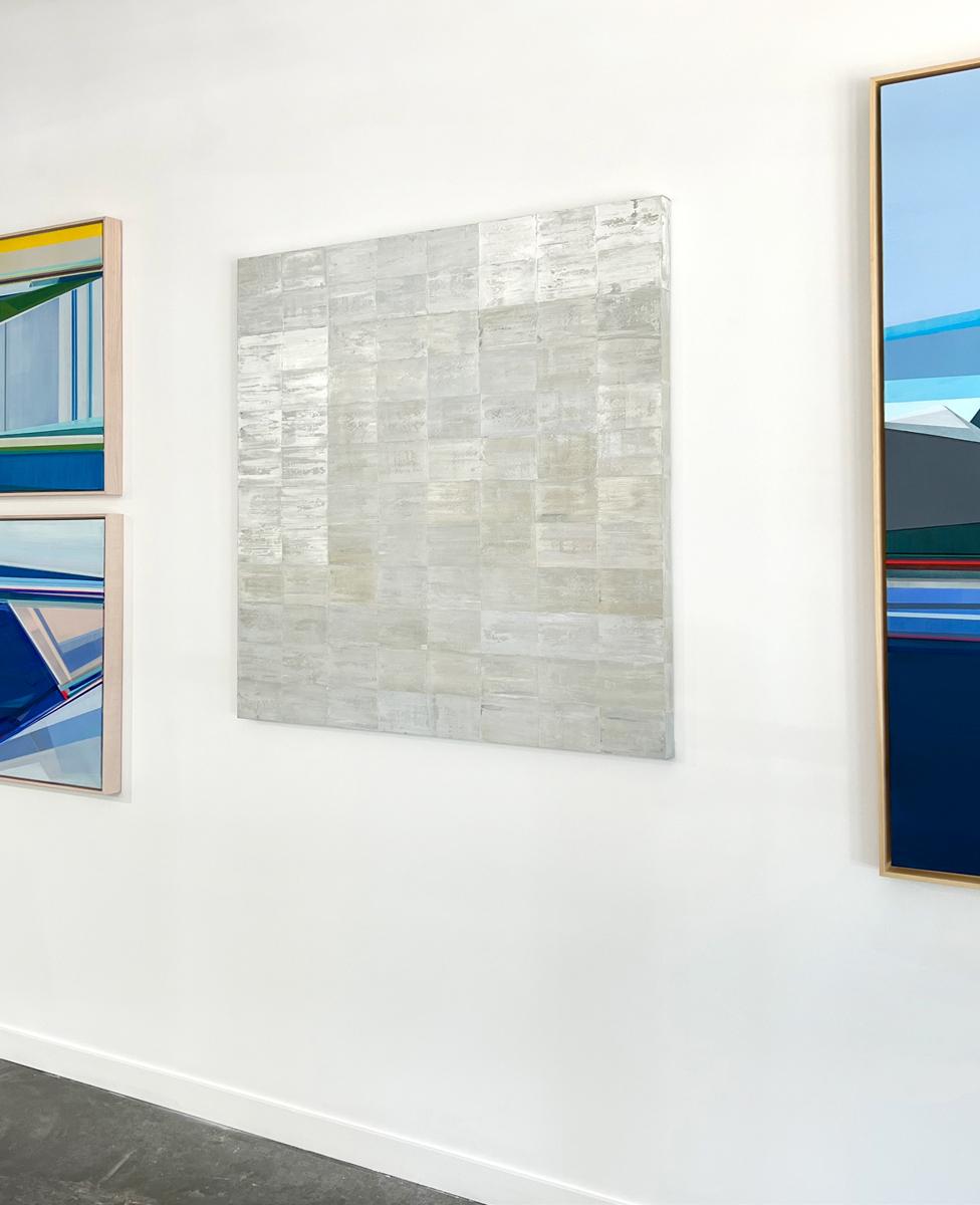 Cette peinture abstraite et contemporaine de Ned Martin présente une palette légère, métallique et neutre. Une grille de rectangles texturés est dessinée ensemble, avec différentes couches de peinture, certaines étant plus grises, d'autres dorées,