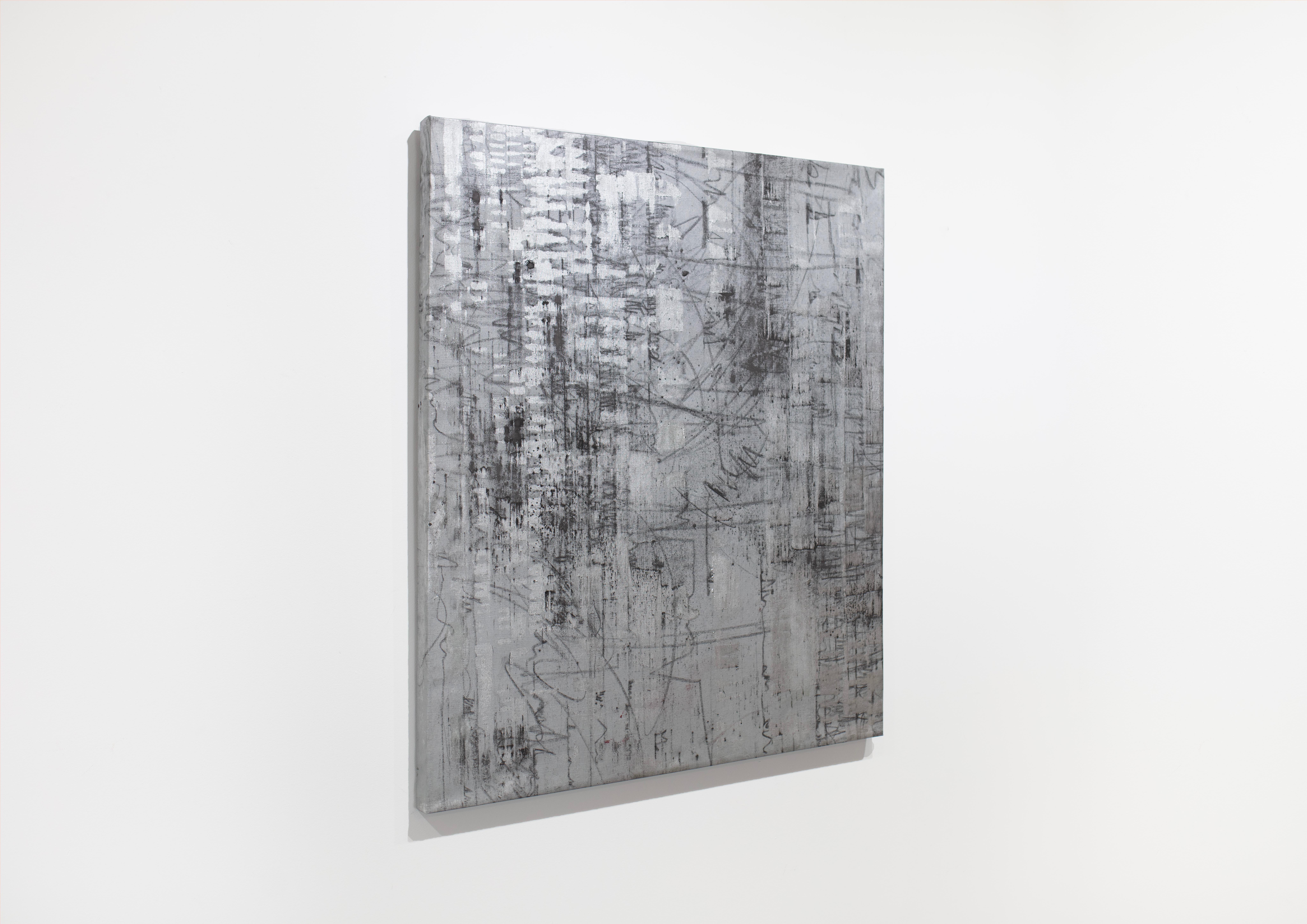 Cette peinture géométrique abstraite de Ned Martin est réalisée à l'huile sur une toile enveloppée et présente une palette de gris anthracite et d'argent métallique. Elle est signée par l'artiste au dos de la toile et est câblée et prête à être