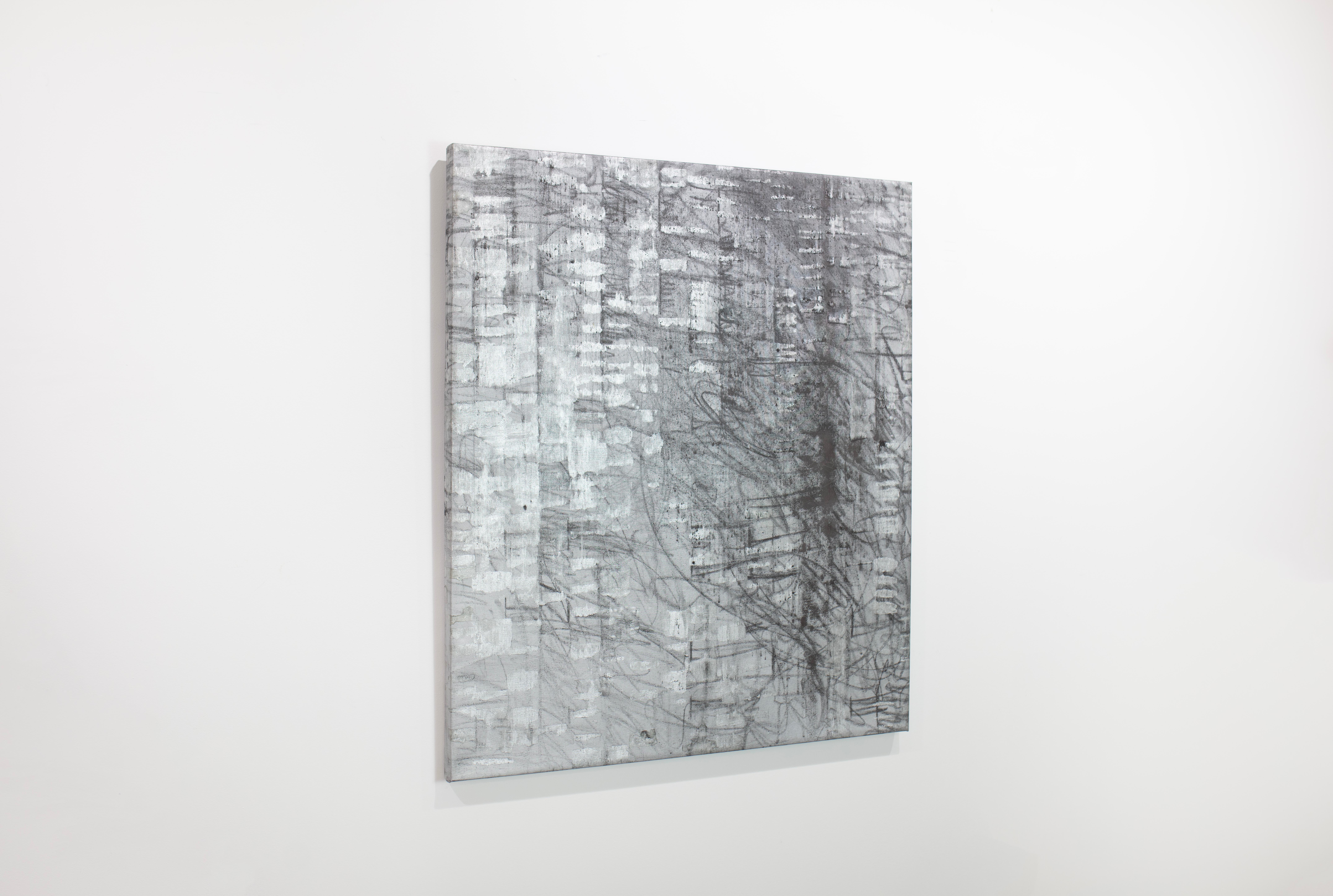 Dieses abstrakte, geometrische Gemälde von Ned Martin wurde mit Öl auf galerieumwickelter Leinwand gemalt und zeichnet sich durch eine kühle, anthrazitfarbene und silbermetallische Farbgebung aus. Es ist vom Künstler auf der Rückseite der Leinwand