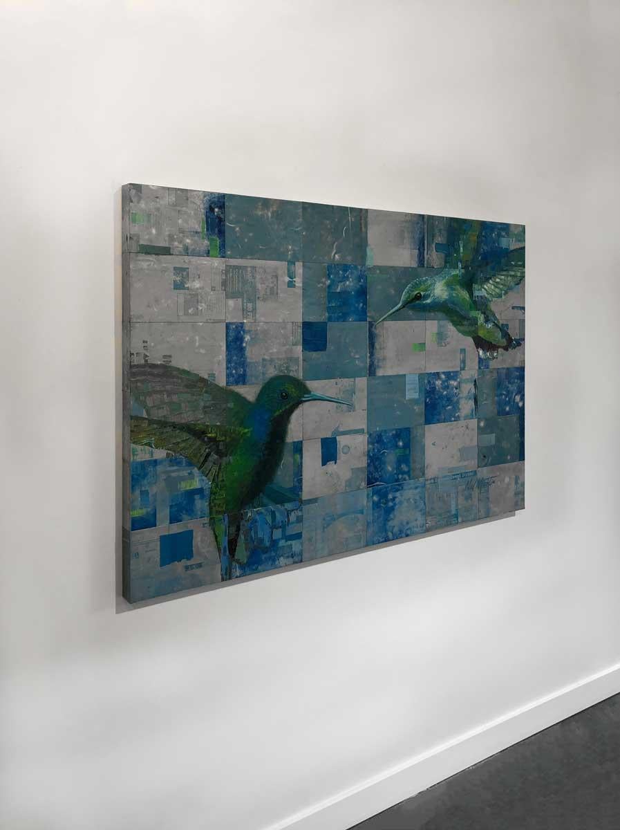 Cette peinture abstraite de Ned Martin est réalisée avec de la peinture à l'huile et de l'aluminium sur carton. Il présente deux oiseaux bleus et verts, l'un en haut à droite et l'autre en bas à gauche, tous deux se faisant face. L'arrière-plan est