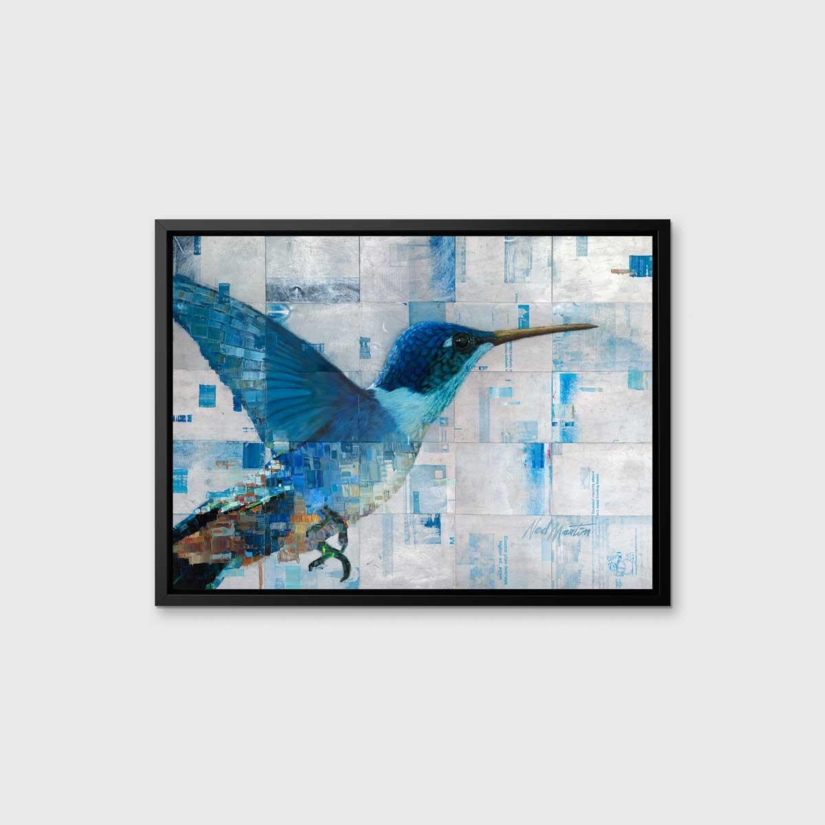 Este grabado abstracto en edición limitada de Ned Martin tiene como protagonista a un gran colibrí. El colibrí tiene distintos tonos de azul y cálidos tonos anaranjados, mientras que un fondo abstracto forma capas de cuadrados plateados y azules,