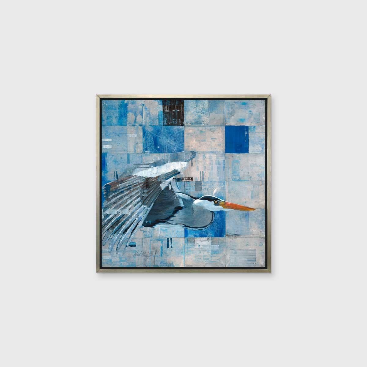 Dieser abstrakte Druck des Künstlers Ned Martin in limitierter Auflage zeigt einen blauen Reiher im Profil. Der Hintergrund besteht aus blauen, silbernen und schwarzen Quadraten, die gekachelt und übereinander gelegt sind, wobei einige Rechtecke