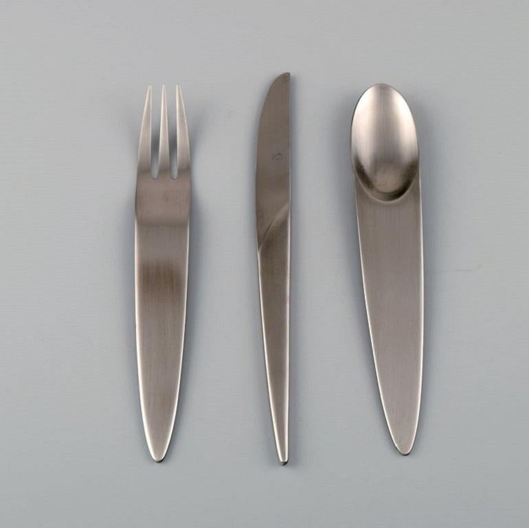 Nedda El-Asmar for Gense. Appetize lunch service in stainless steel for twelve people. 21st Century.
Knife length: 20 cm.
In excellent condition.
Stamped.

Nedda El-Asmar studied Jewellery Design, Gold & Silversmithing at the Royal Academy of