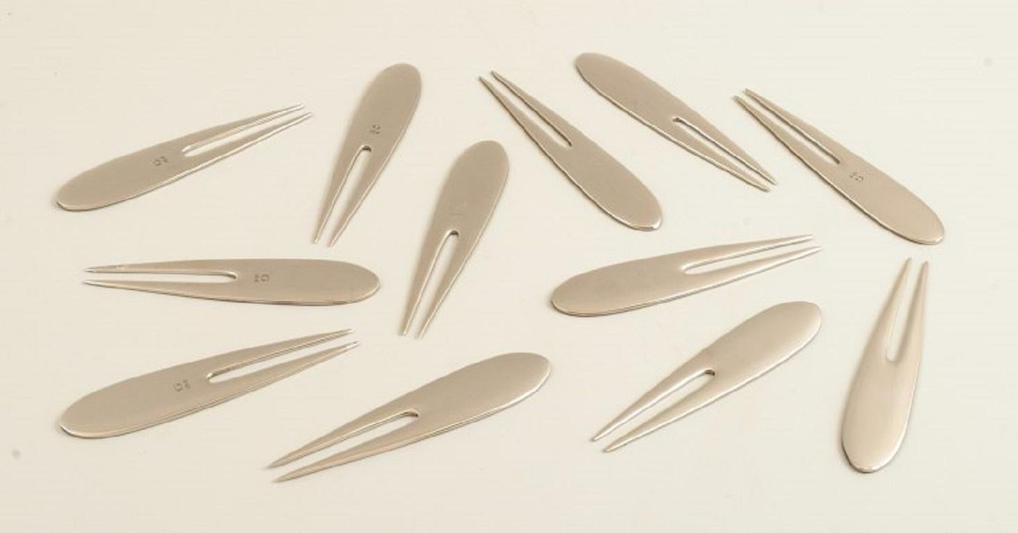 Nedda El-Asmar for Gense. Appetize.
Ten hors d'oeuvre forks. 21st Century.
Stainless steel.
L 10.0 cm
In excellent condition.
Marked.

Nedda El-Asmar studied jewelry design, gold and silversmithing at the Royal Academy of Fine Arts in Antwerp