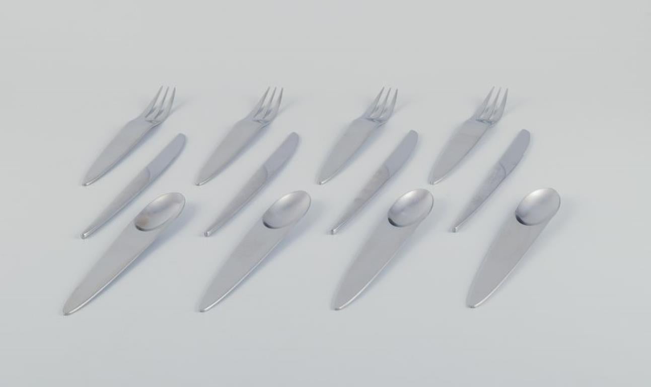 Appetize, diseñado por Nedda El-Asmar para Gense, Suecia.
Servicio de almuerzo para cuatro personas compuesto por cuatro cuchillos de almuerzo, cuatro tenedores de almuerzo y cuatro cucharas de postre. 
12 piezas en total.
Finales del siglo XX.
En