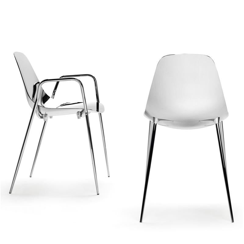 Armchair Needle in polished aluminium with
armrests, L 54 x D 53 x H 79cm, price: 1850,00€.
Also available without armrests, L 53 x D 47 x H 79cm,
price: 1550,00€.
Also available with colored aluminium seat in white, 
black, red, pink, blue, green,