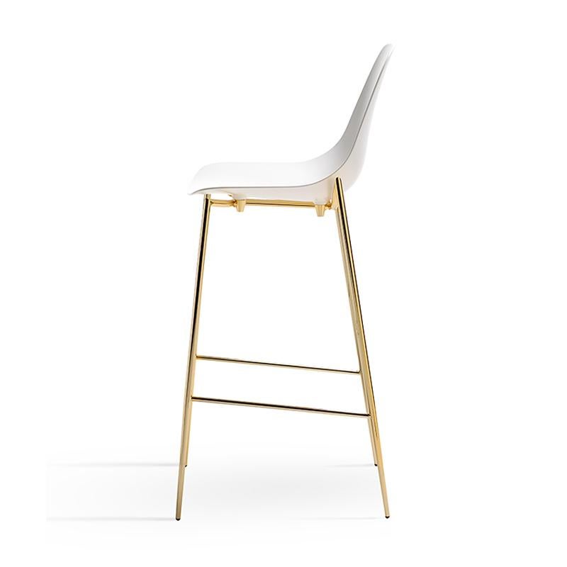 Bar Stool Needle White and Gold with seat in polished 
aluminum in white finish and with metal legs in gold finish.