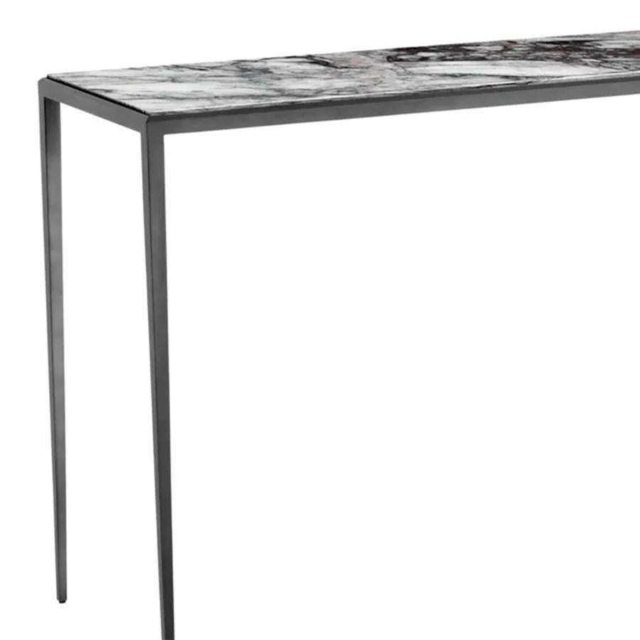 Tavolo Consolle Grande Ago in Bronzo con struttura in
in acciaio con finitura in bronzo e piano in marmo bianco.
Le venature del marmo cambiano a seconda del blocco 
di marmo da cui viene tagliata la parte superiore. Ogni top è 
un po' diverso ma la