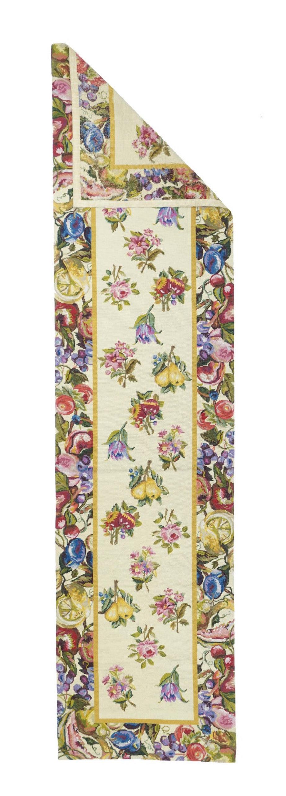 Runner Needle Point 2'6'' x 9'10''. Di solito sono inglesi o francesi, spesso con disegni ripetuti allover eseguiti con punti incrociati di lana. I tappeti più grandi sono produzioni di laboratorio, quelli più piccoli hanno un unico autore