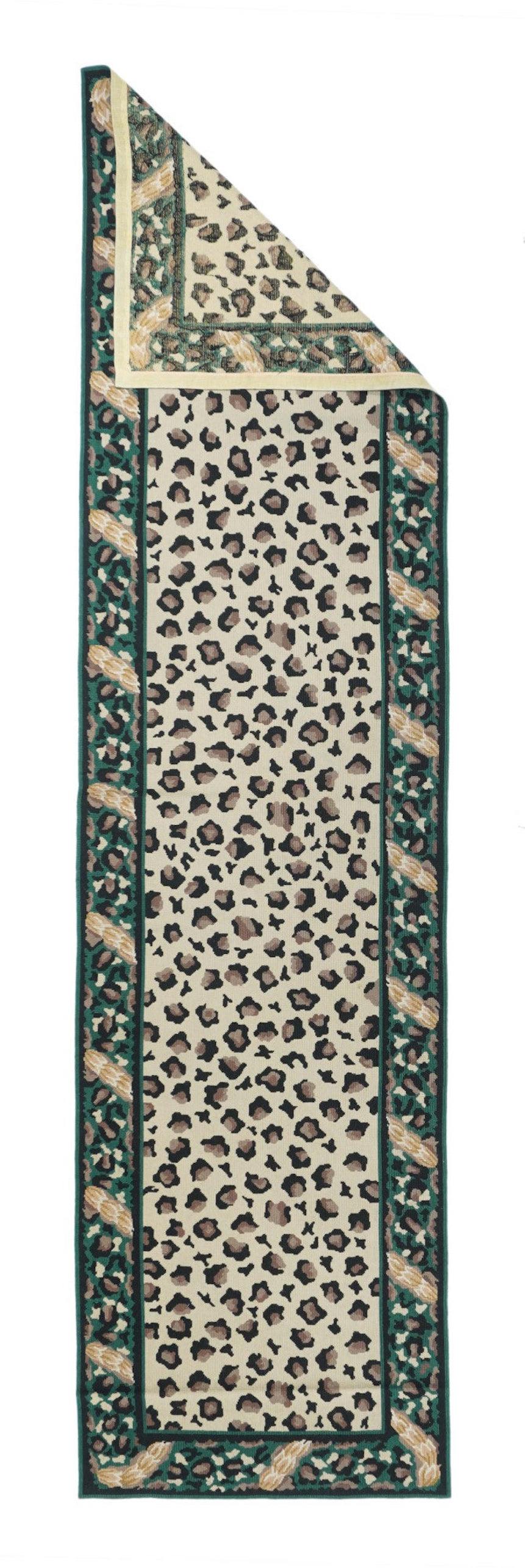 Tapis de course Needle Point 2'6'' x 9'11''. Généralement anglais ou français, souvent avec des motifs répétitifs allover exécutés avec des points de croix en laine. Les grands tapis sont produits en atelier, tandis que les petites pièces sont