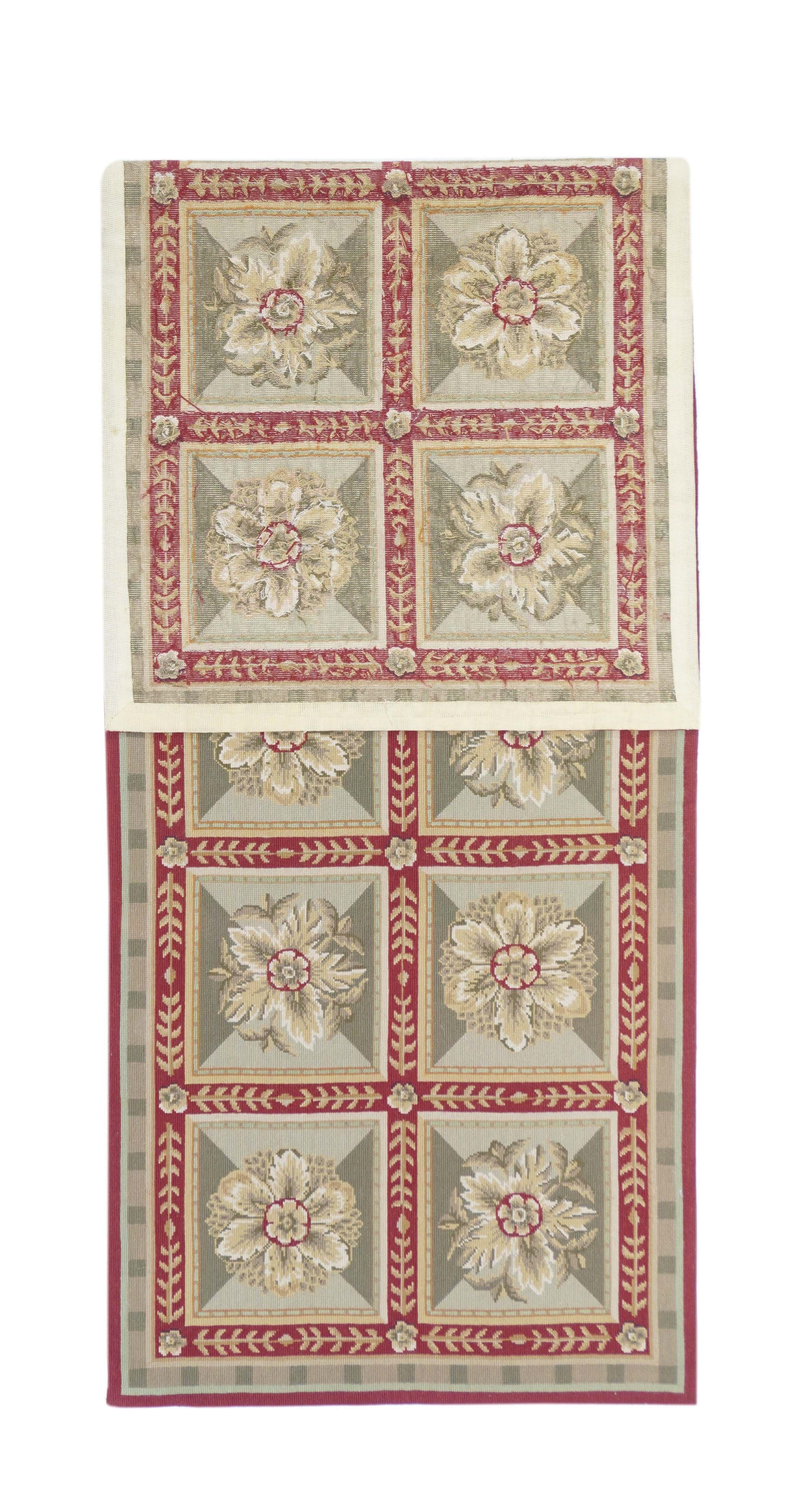 Runner Needle Point 2'7'' x 7'9''. Di solito sono inglesi o francesi, spesso con disegni ripetuti allover eseguiti con punti incrociati di lana. I tappeti più grandi sono produzioni di laboratorio, quelli più piccoli hanno un unico autore artigiano.