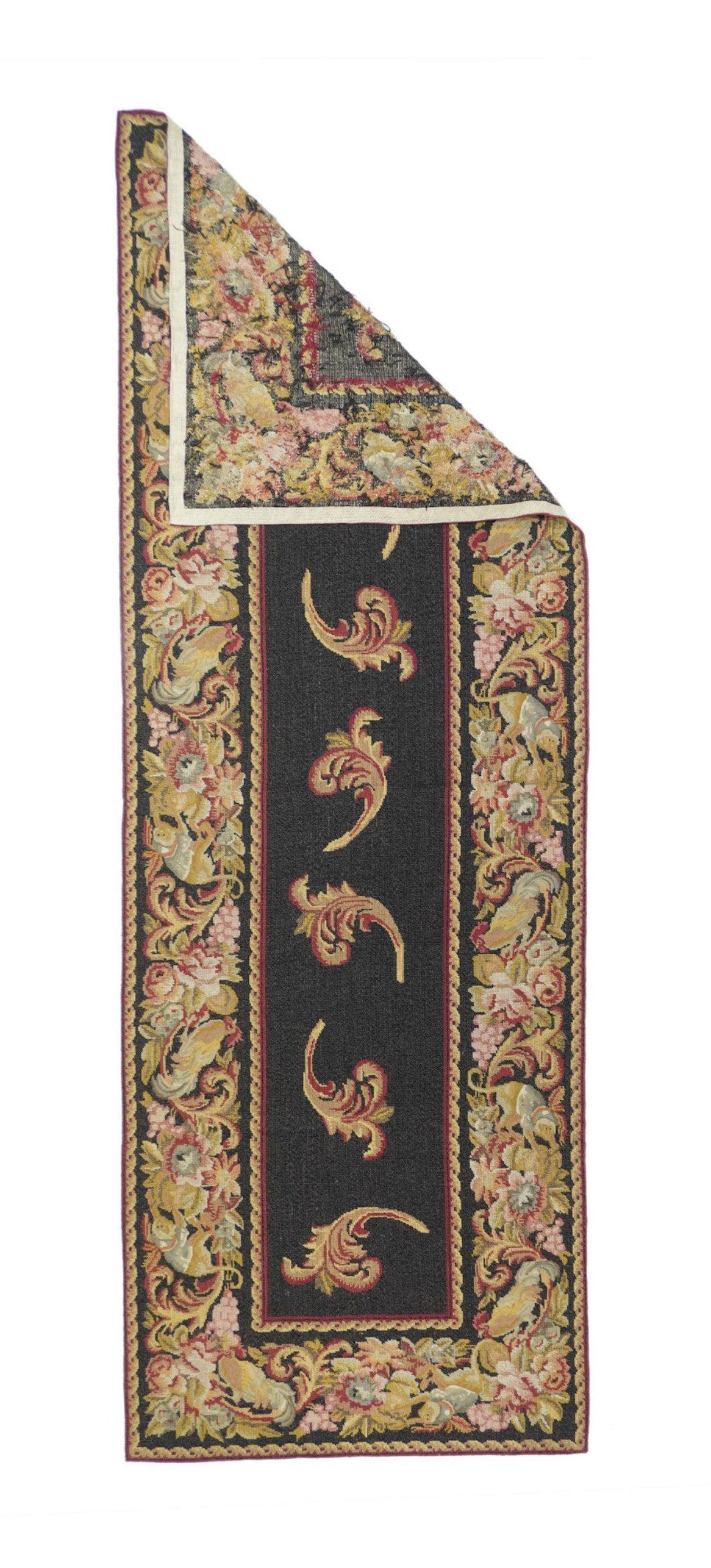 Runner Needle Point 2'8'' x 8'0''. Alla maniera francese, il campo scuro aperto marrone mostra cinque acantoidi mossi dal vento mentre il bordo principale presenta un fitto riempimento di scimmie, galli, grappoli d'uva, rose e acantoidi. Trame in