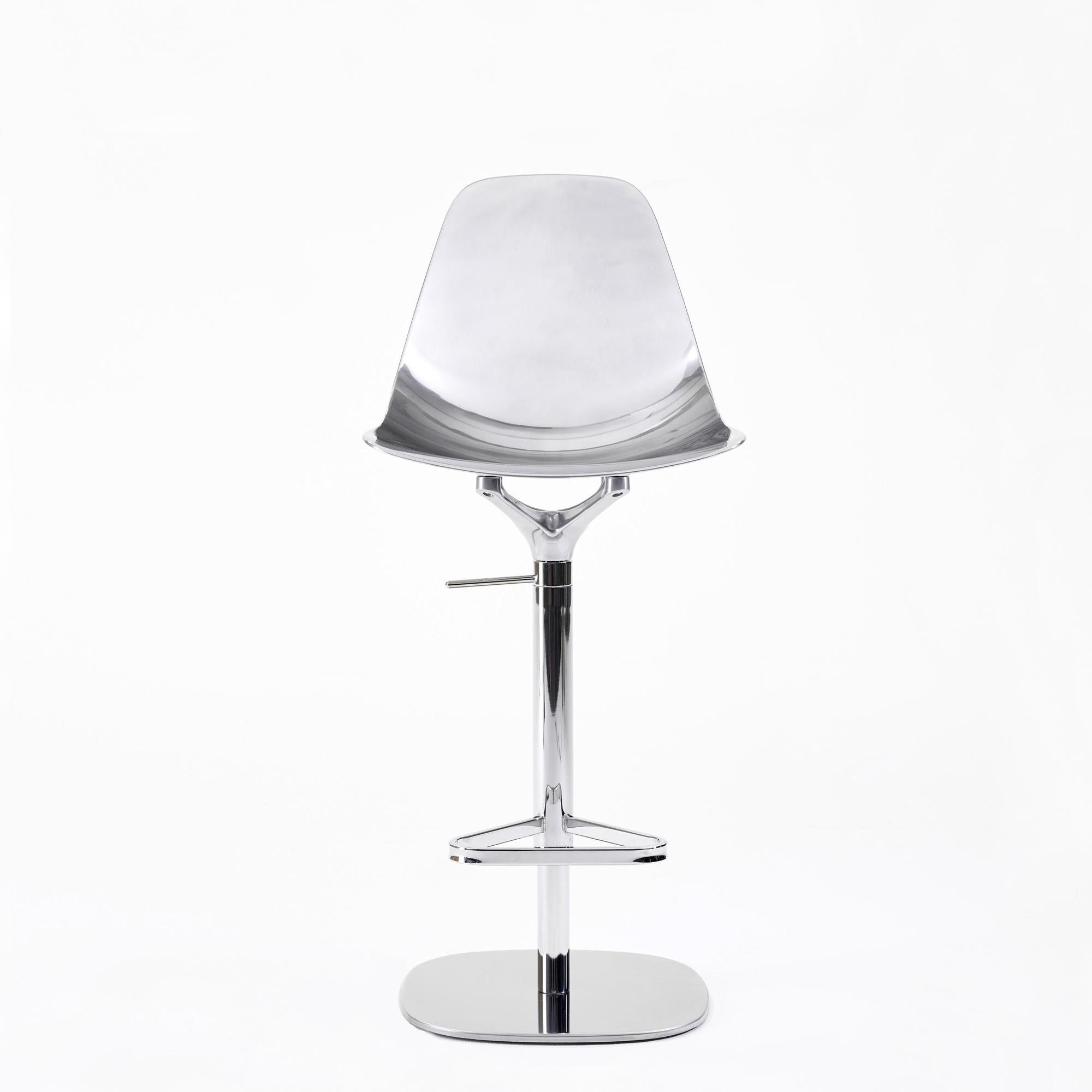 Bar stool needle swivel in polished aluminium
in chrome finish. On swivel base with footrest.
With adjustable height from 58 to 112 cm.
Also available in polished iron in chrome finish.
