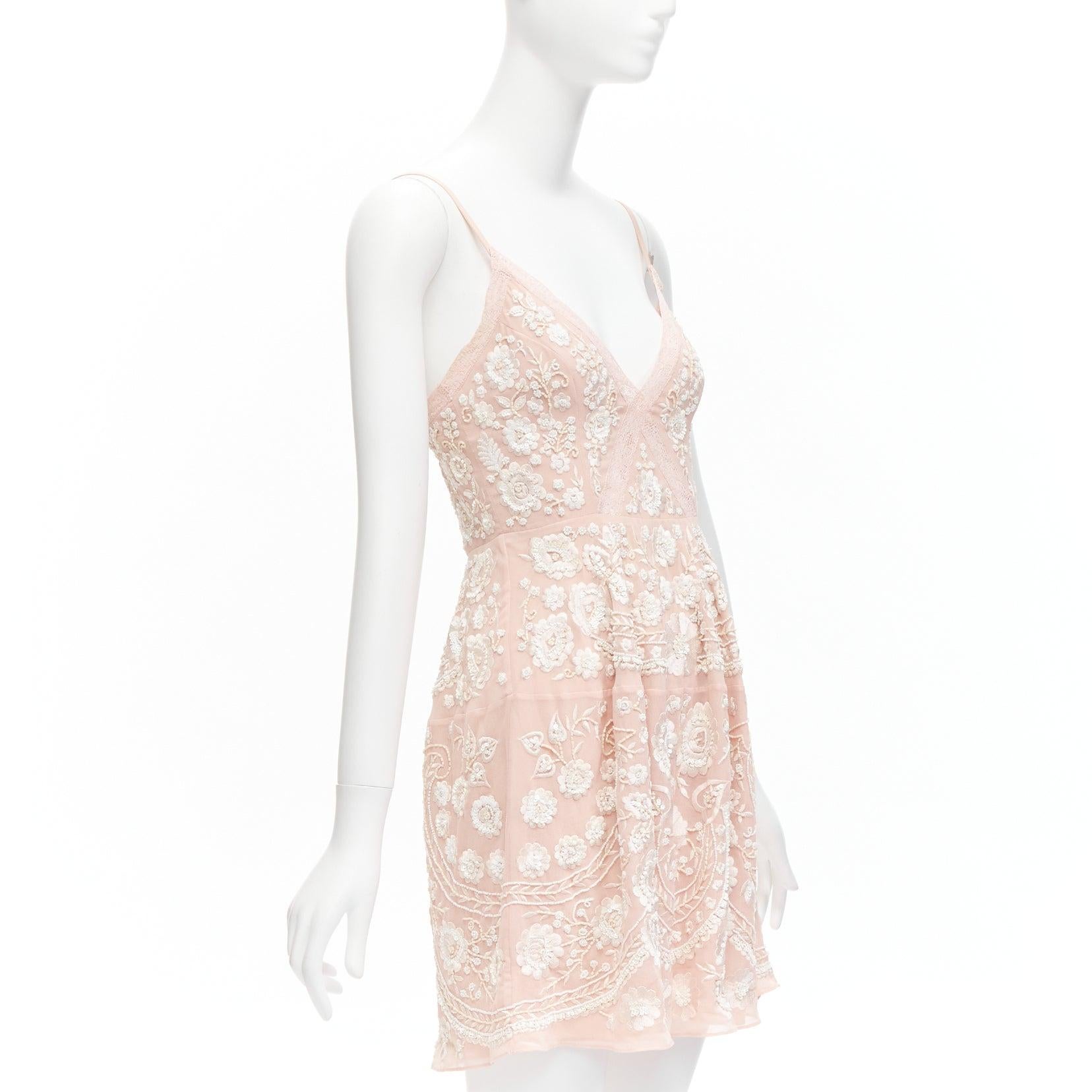 Beige Mini robe NEEDLE & THREAD en mousseline ornée de broderies perlées GB4 XXS en vente