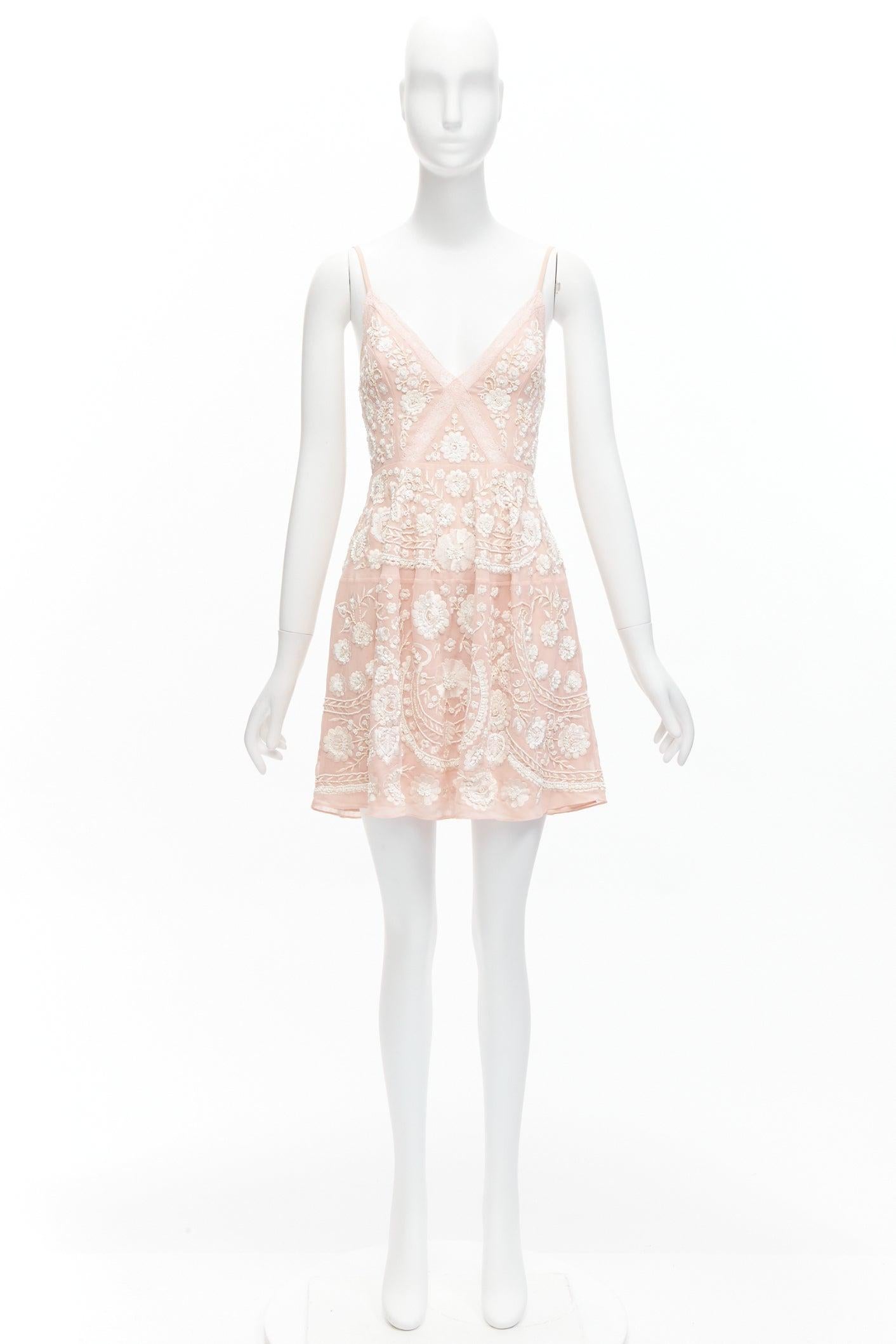 Mini robe NEEDLE & THREAD en mousseline ornée de broderies perlées GB4 XXS en vente 4