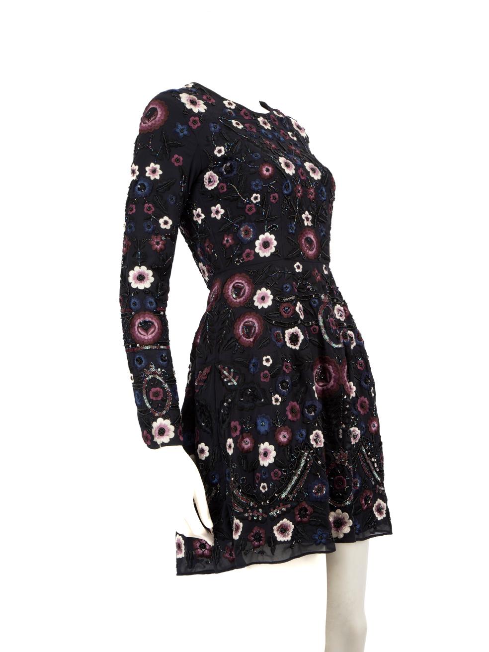 L'ÉTAT est très bon. L'usure de la robe est minime. Broderies sur les deux épaules, le haut du devant, les deux manches et le bas du dos de cet article de revente Needle & Thread d'occasion.
 
 
 
 Détails
 
 
 Marine
 
 Polyester
 
 Robe
 
 Motif