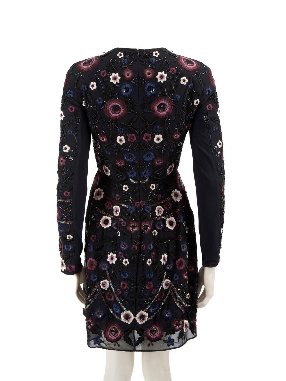 Noir Robe brodée de fleurs bleu marine à l'aiguille et fil, taille S en vente