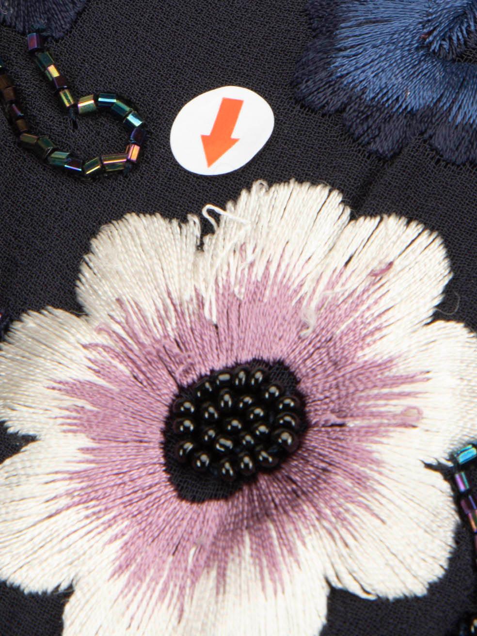 Robe brodée de fleurs bleu marine à l'aiguille et fil, taille S en vente 4