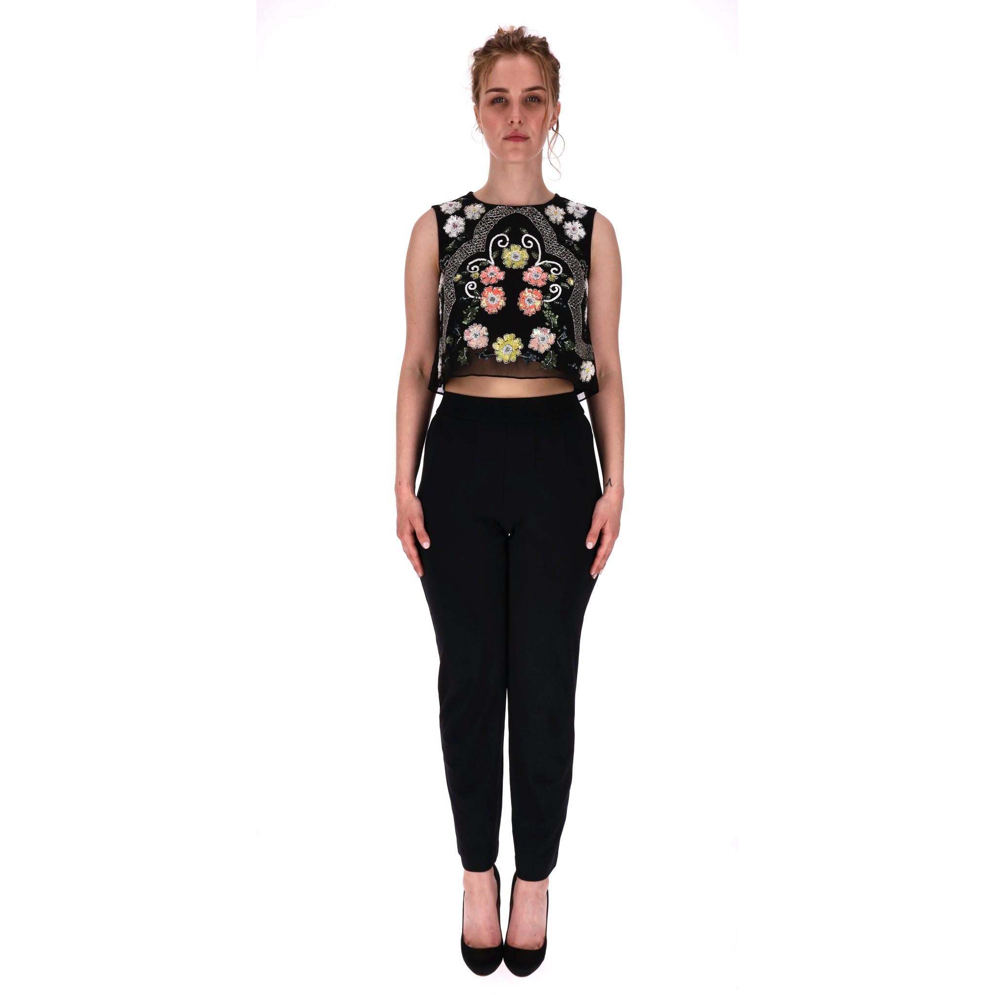 Crop Top impreziosito da paillettes e perline di Needle & Thread

Top nero con disegni floreali multicolore impreziositi a mano con perline e paillettes.

Caratterizzato da sovrapposizione di pizzo trasparente, scollatura a girocollo e chiusura con